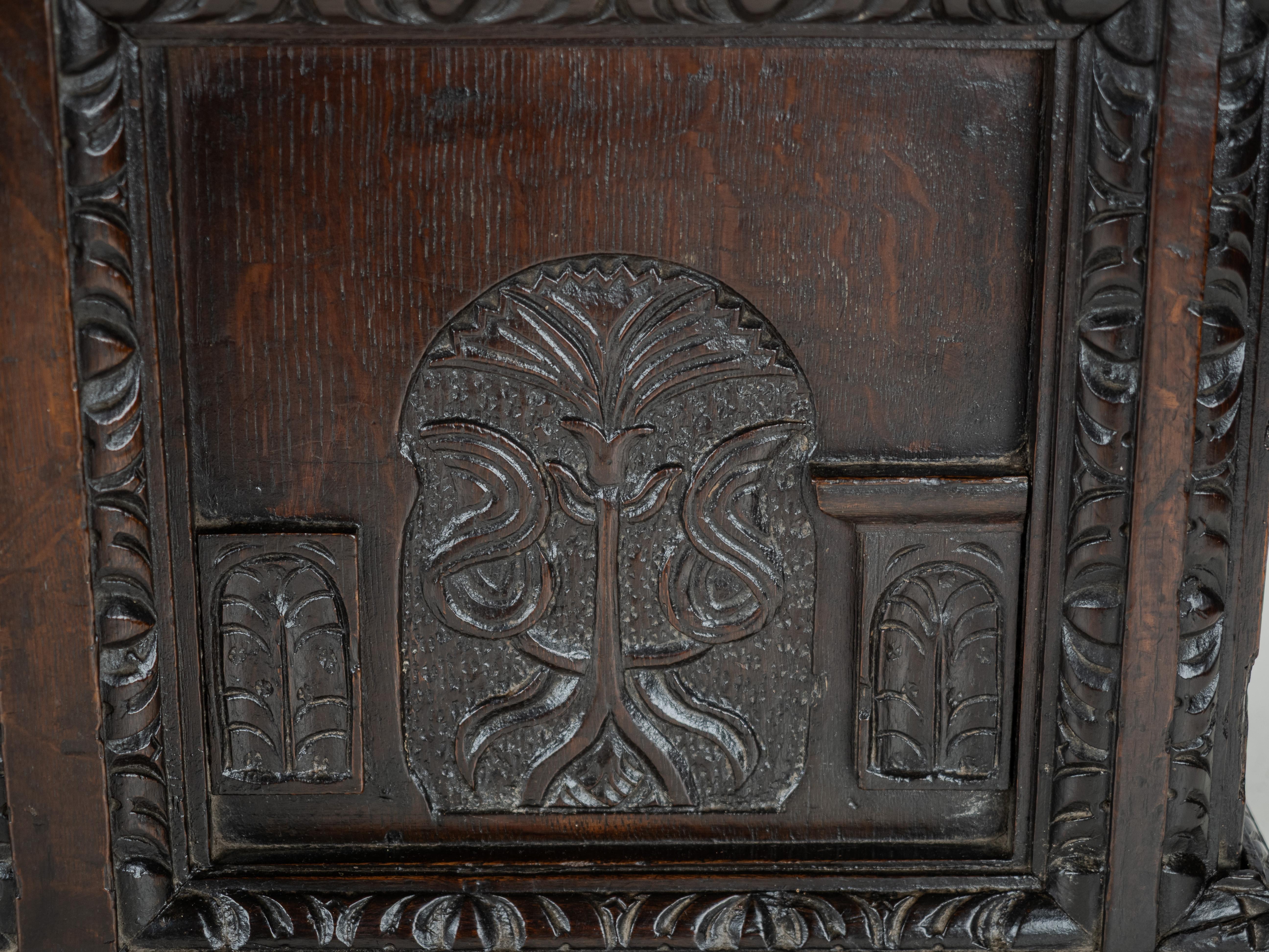 Coffre en chêne élisabéthain de la fin du XVIe siècle, lourdement sculpté, datant de 1590 (coffre Tudor) en vente 7