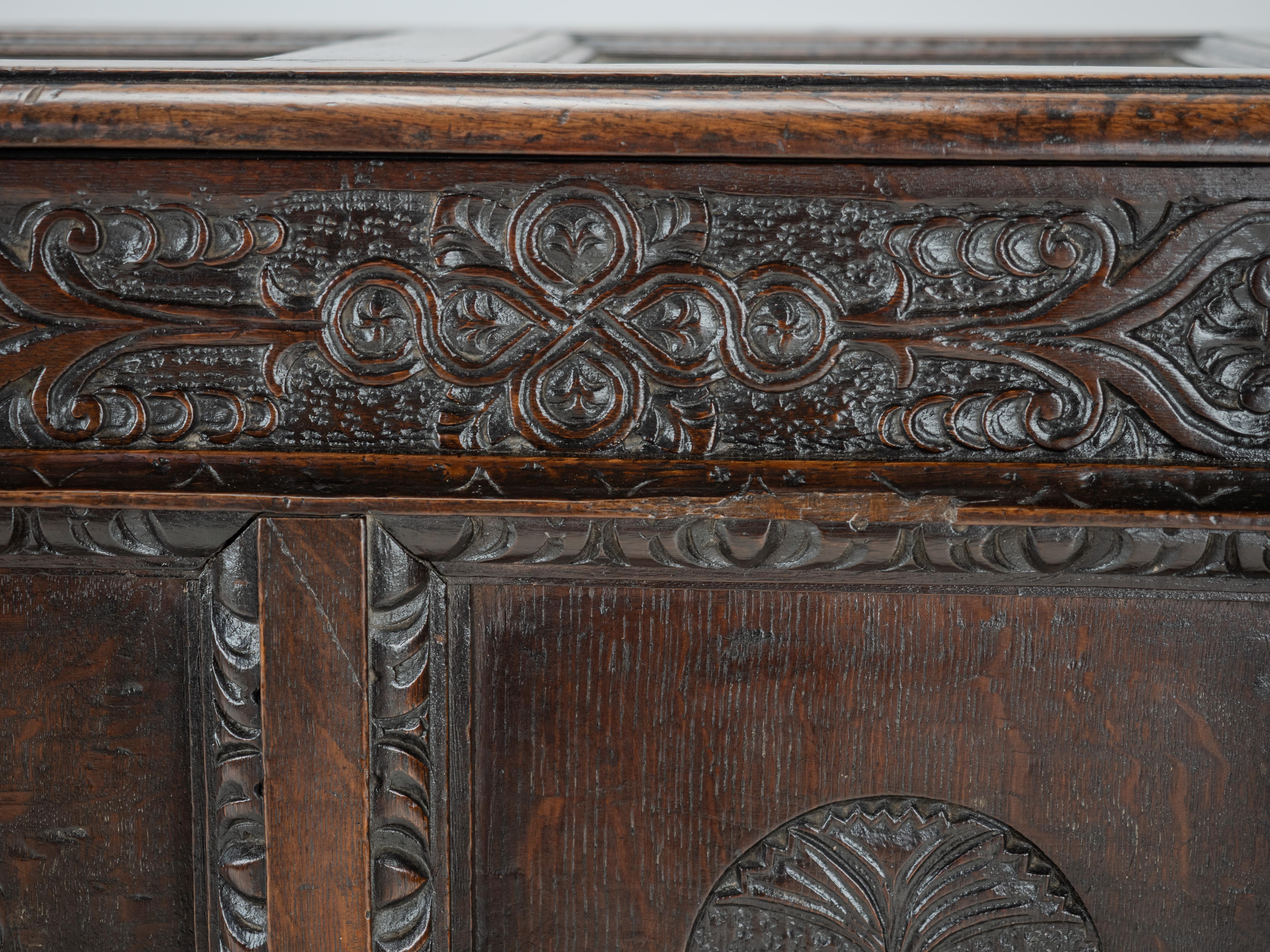Coffre en chêne élisabéthain de la fin du XVIe siècle, lourdement sculpté, datant de 1590 (coffre Tudor) en vente 8