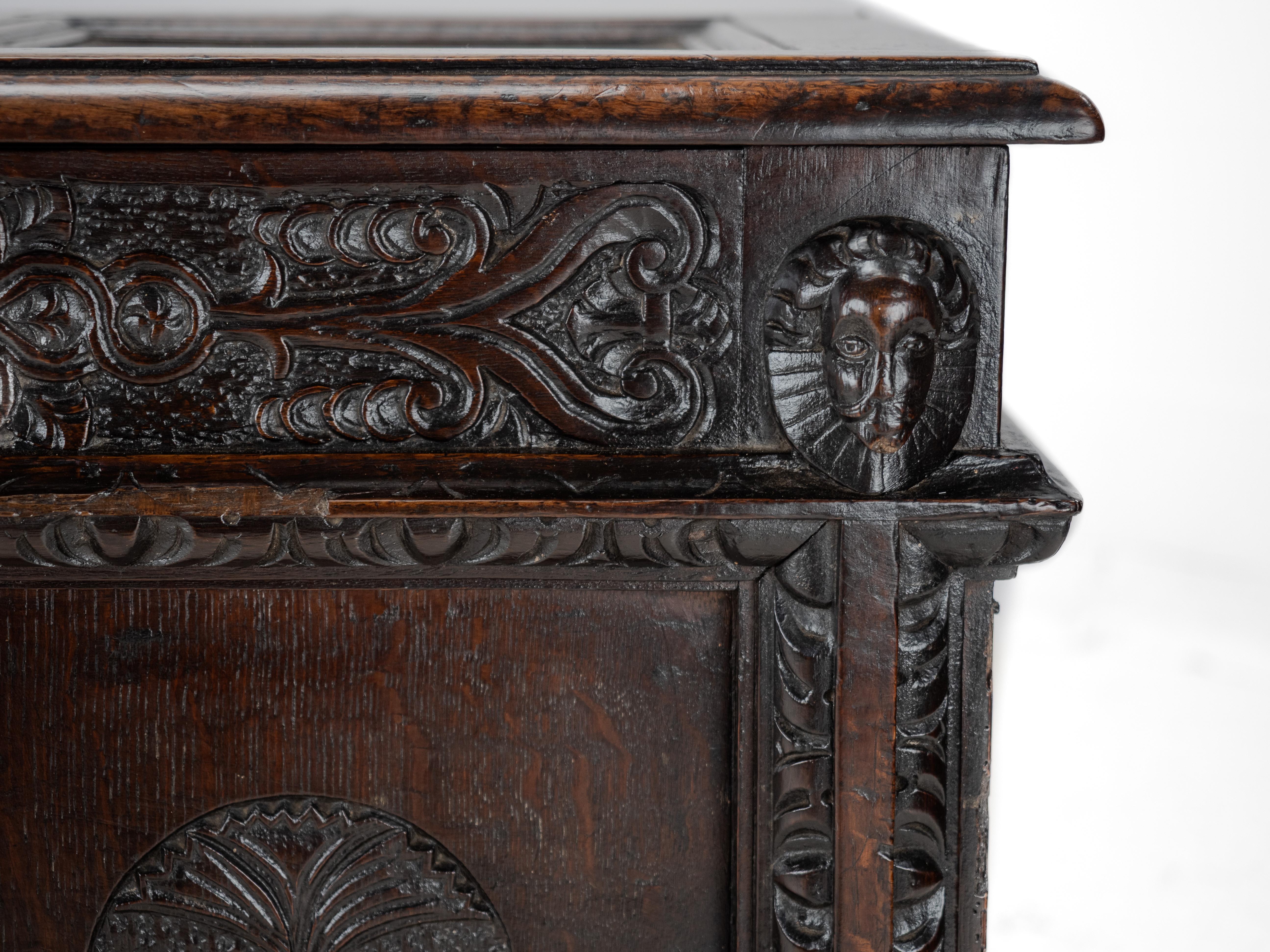 Coffre en chêne élisabéthain de la fin du XVIe siècle, lourdement sculpté, datant de 1590 (coffre Tudor) en vente 9