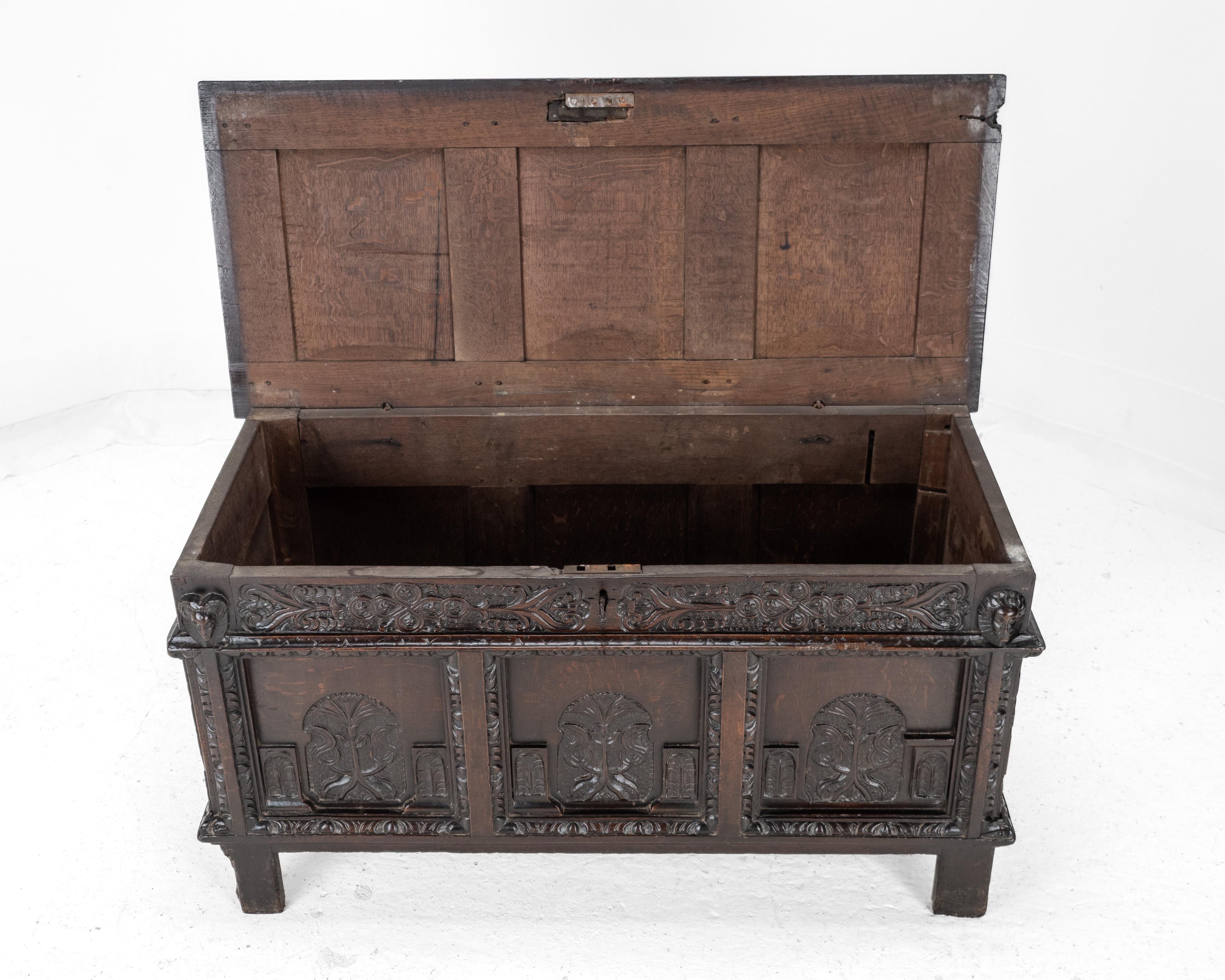 Coffre en chêne élisabéthain de la fin du XVIe siècle, lourdement sculpté, datant de 1590 (coffre Tudor) en vente 10