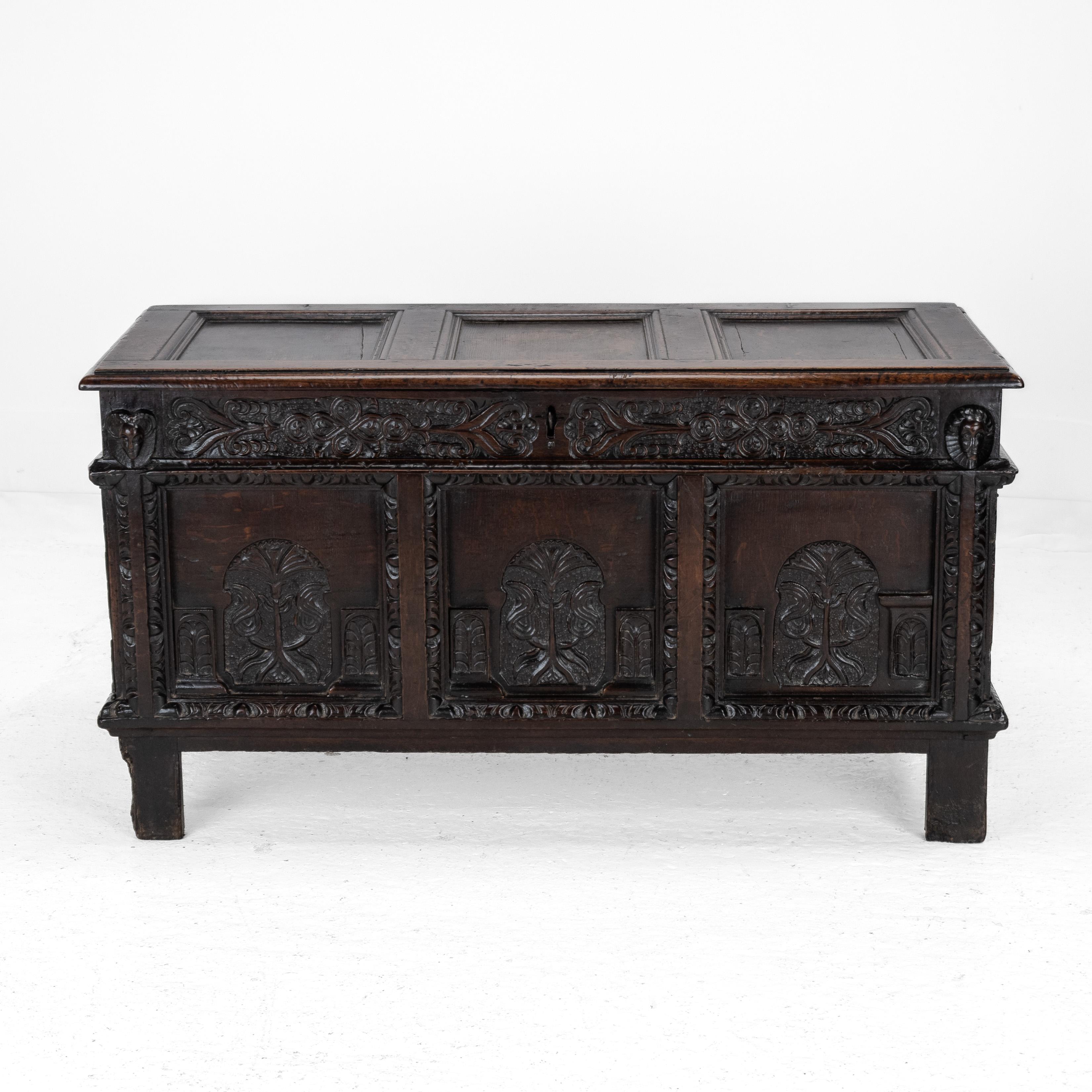 Ce coffret en chêne élisabéthain, remarquablement rare et profondément sculpté, est un exemple frappant du design du Pays de l'Ouest, datant de la fin du XVIe siècle (vers 1590-1600). Cette pièce exceptionnelle est dotée d'un couvercle à charnière à