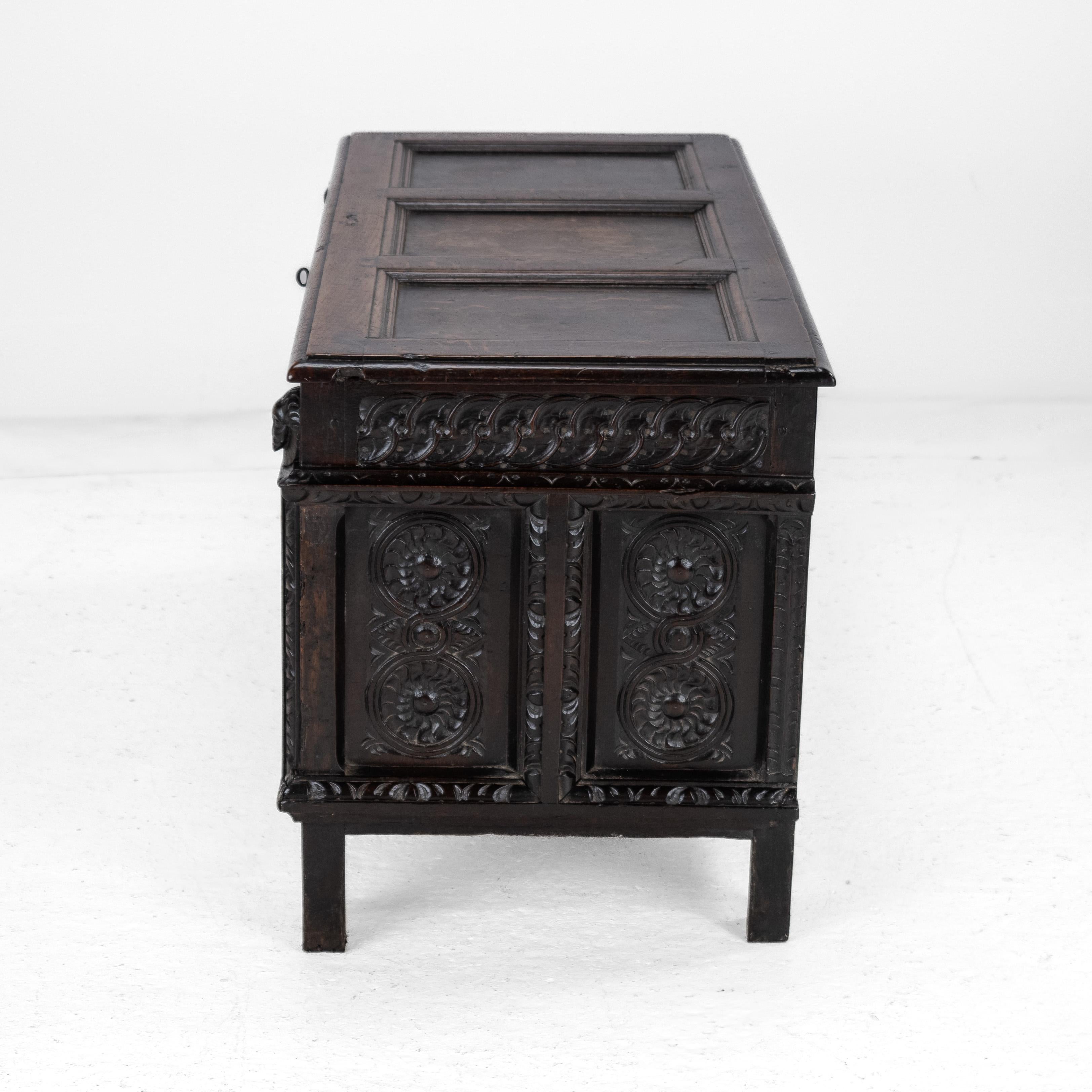 Élisabéthain Coffre en chêne élisabéthain de la fin du XVIe siècle, lourdement sculpté, datant de 1590 (coffre Tudor) en vente