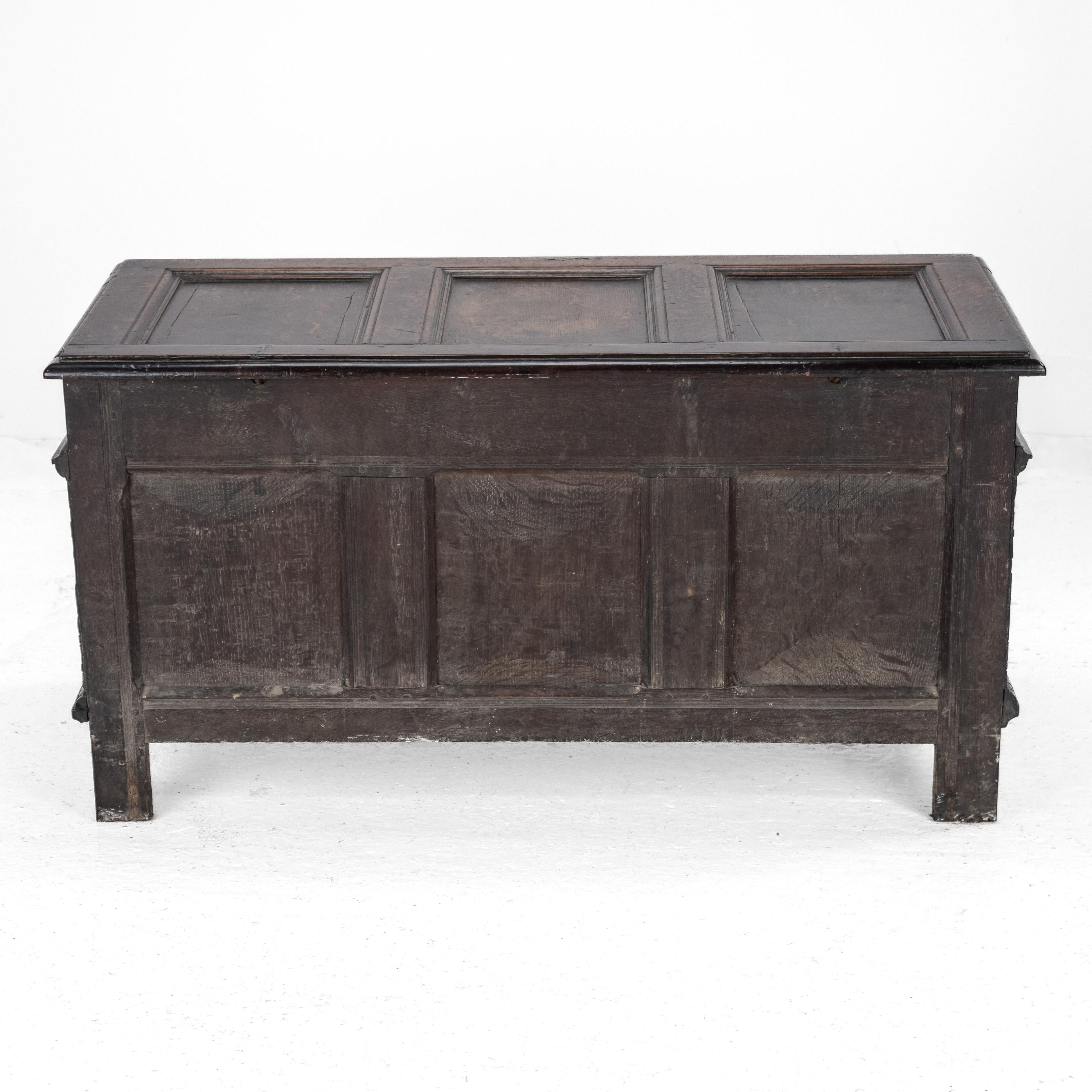 Anglais Coffre en chêne élisabéthain de la fin du XVIe siècle, lourdement sculpté, datant de 1590 (coffre Tudor) en vente