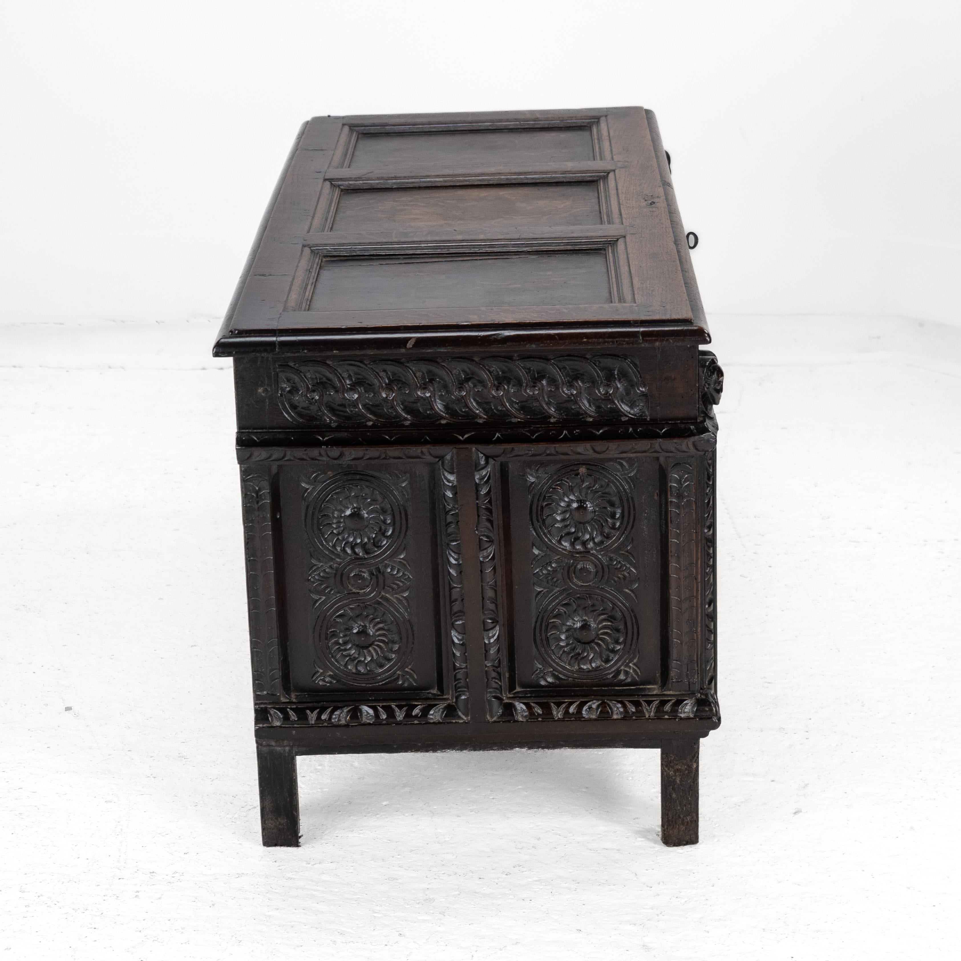 Sculpté Coffre en chêne élisabéthain de la fin du XVIe siècle, lourdement sculpté, datant de 1590 (coffre Tudor) en vente