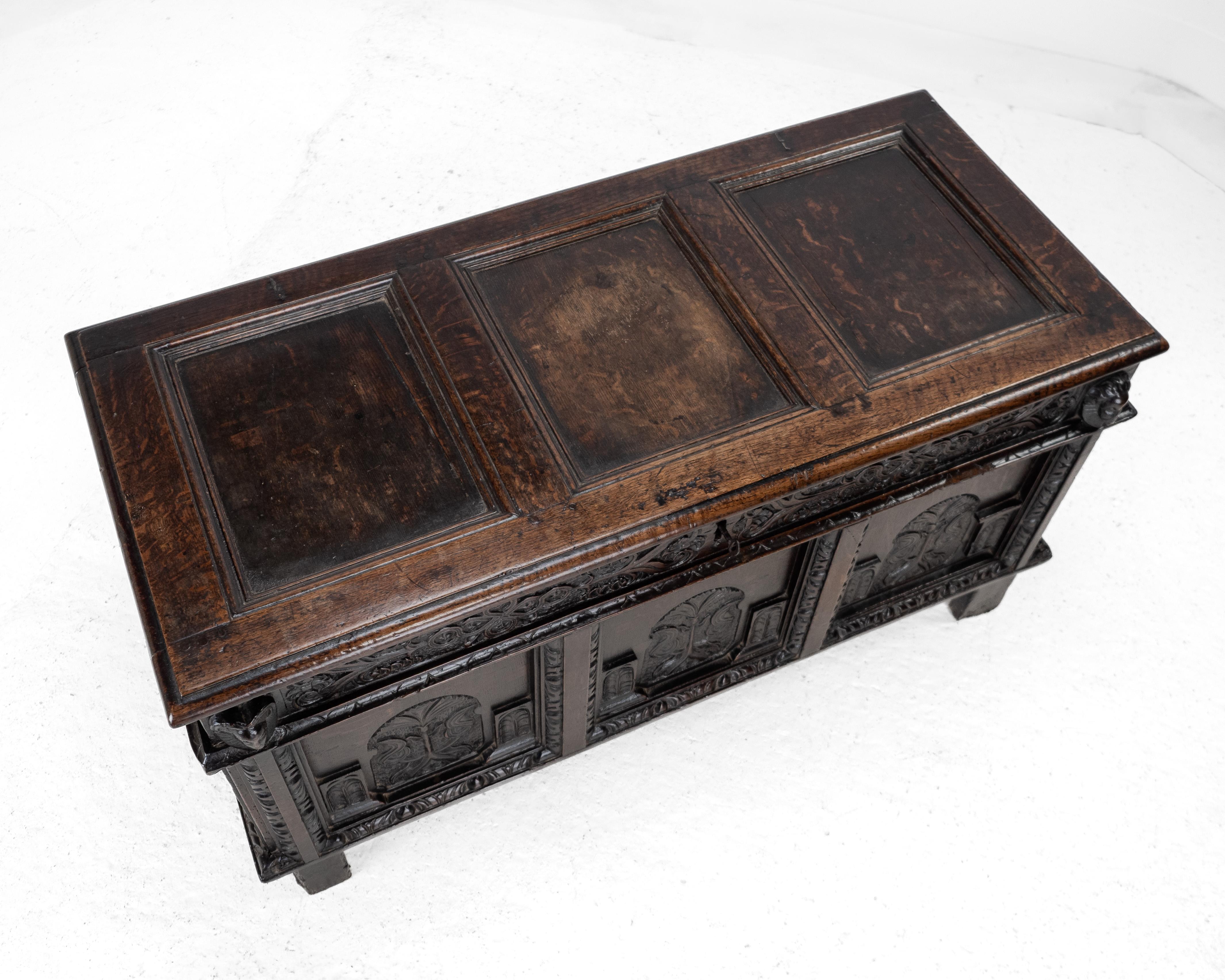 Coffre en chêne élisabéthain de la fin du XVIe siècle, lourdement sculpté, datant de 1590 (coffre Tudor) Bon état - En vente à Leeds, GB