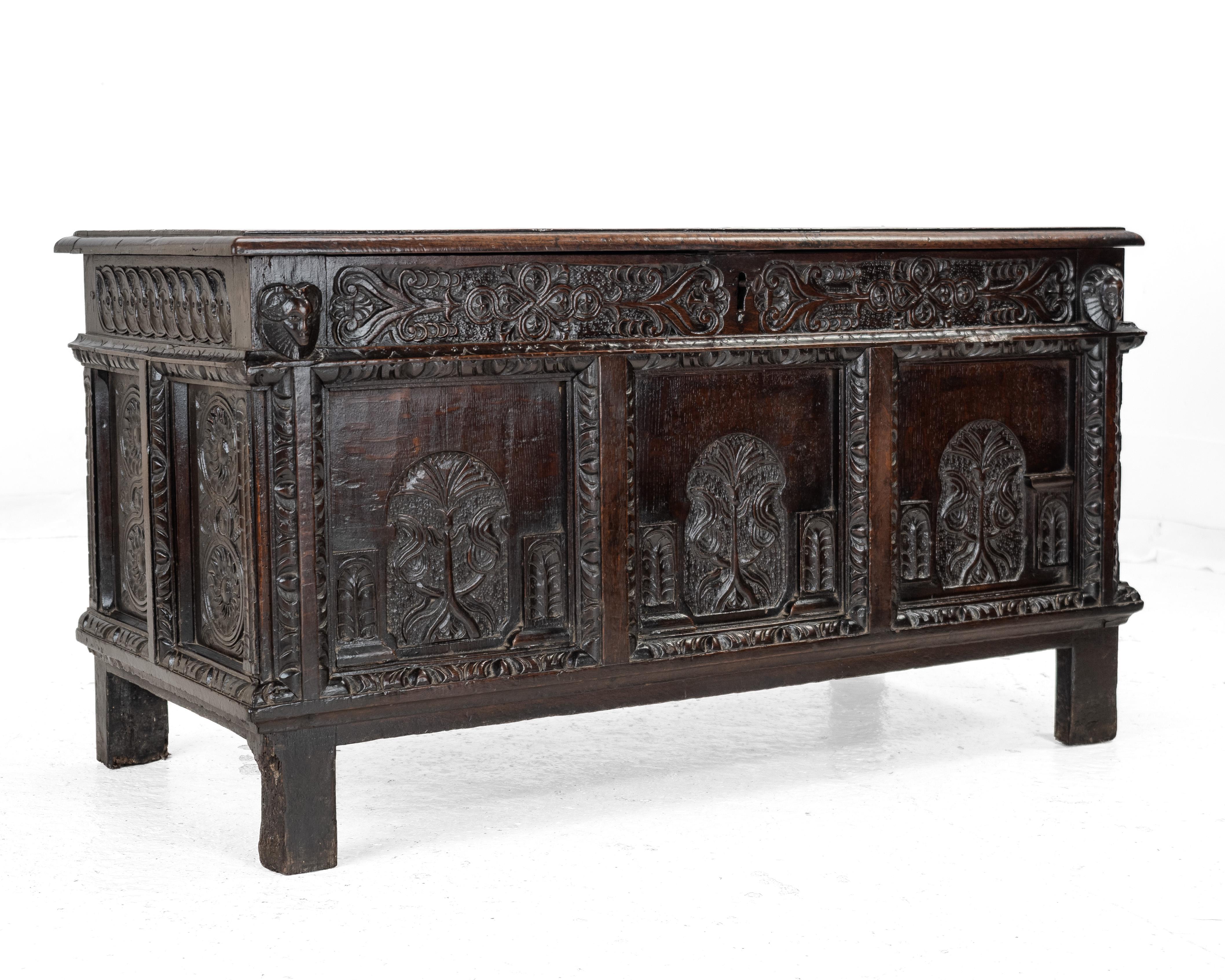 XVIIIe siècle et antérieur Coffre en chêne élisabéthain de la fin du XVIe siècle, lourdement sculpté, datant de 1590 (coffre Tudor) en vente