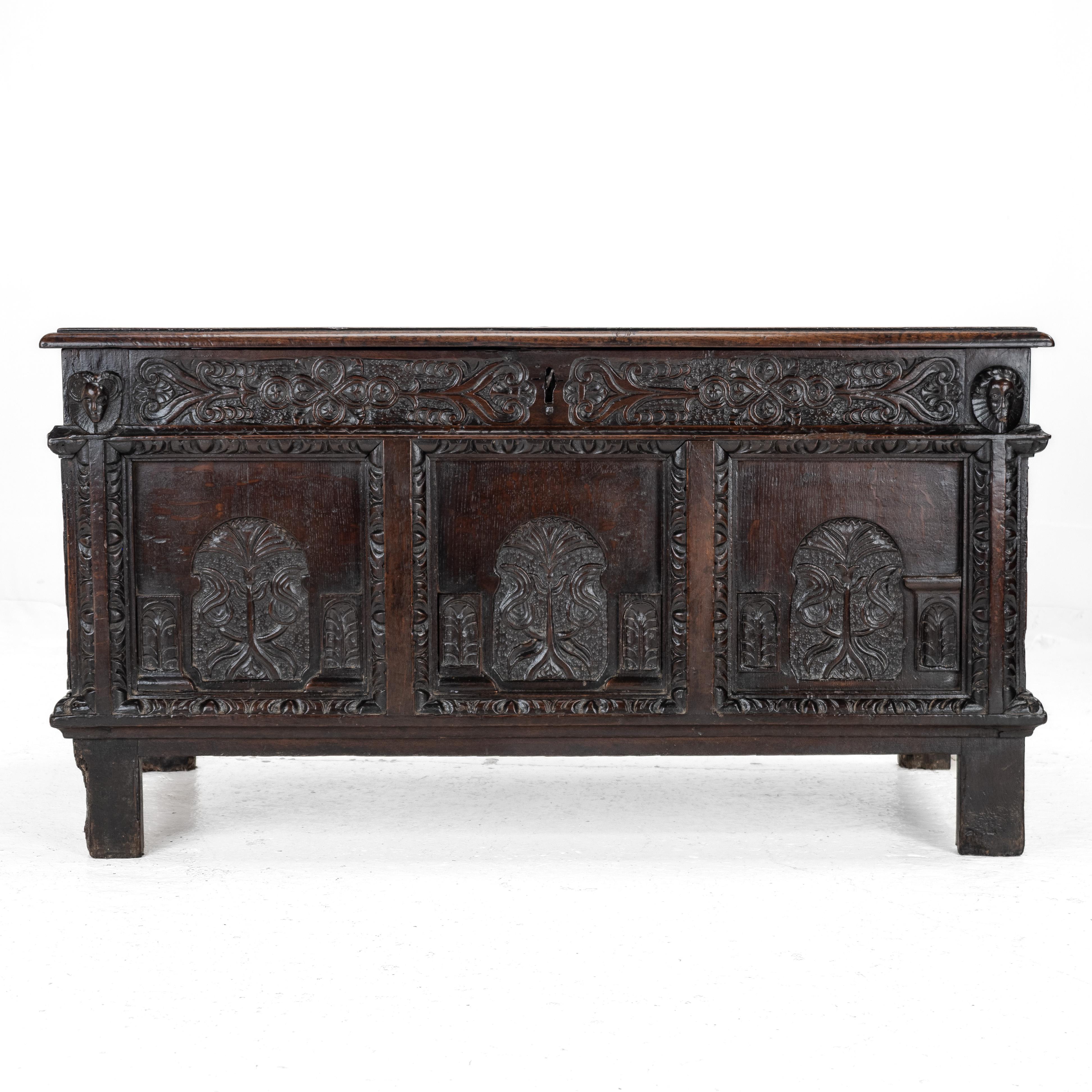 Chêne Coffre en chêne élisabéthain de la fin du XVIe siècle, lourdement sculpté, datant de 1590 (coffre Tudor) en vente