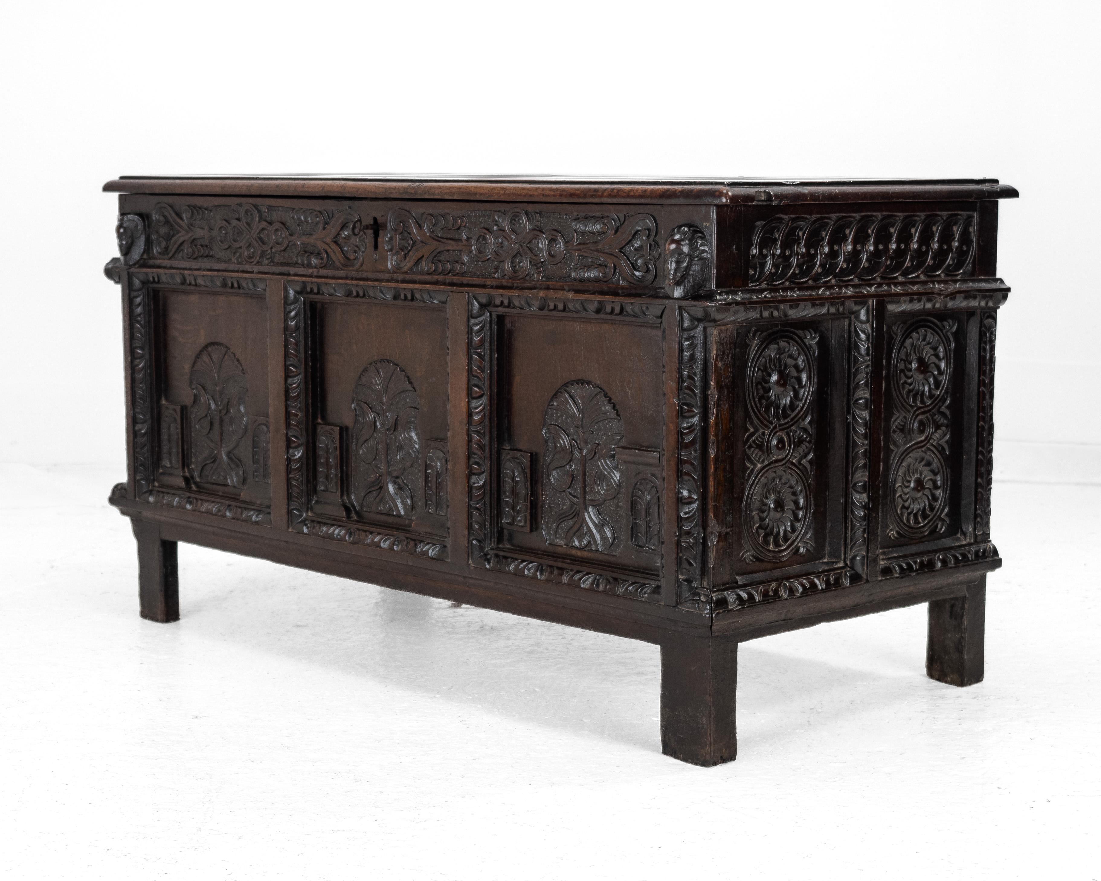 Coffre en chêne élisabéthain de la fin du XVIe siècle, lourdement sculpté, datant de 1590 (coffre Tudor) en vente 1