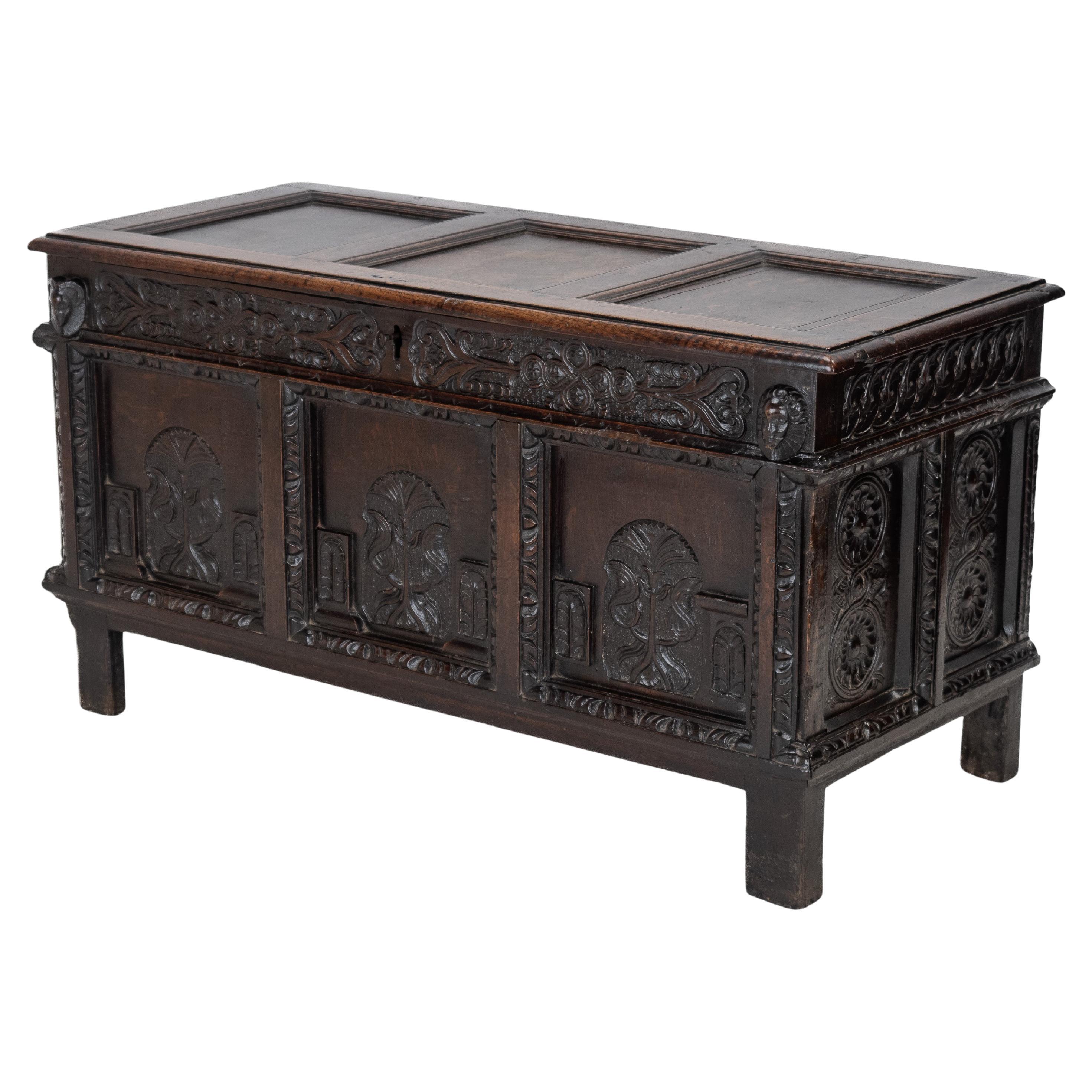 Coffre en chêne élisabéthain de la fin du XVIe siècle, lourdement sculpté, datant de 1590 (coffre Tudor) en vente
