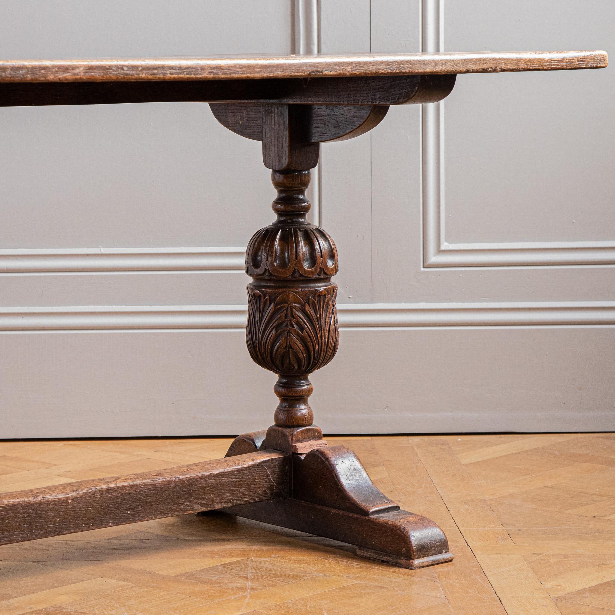 Élisabéthain Table à manger de style élisabéthain en vente