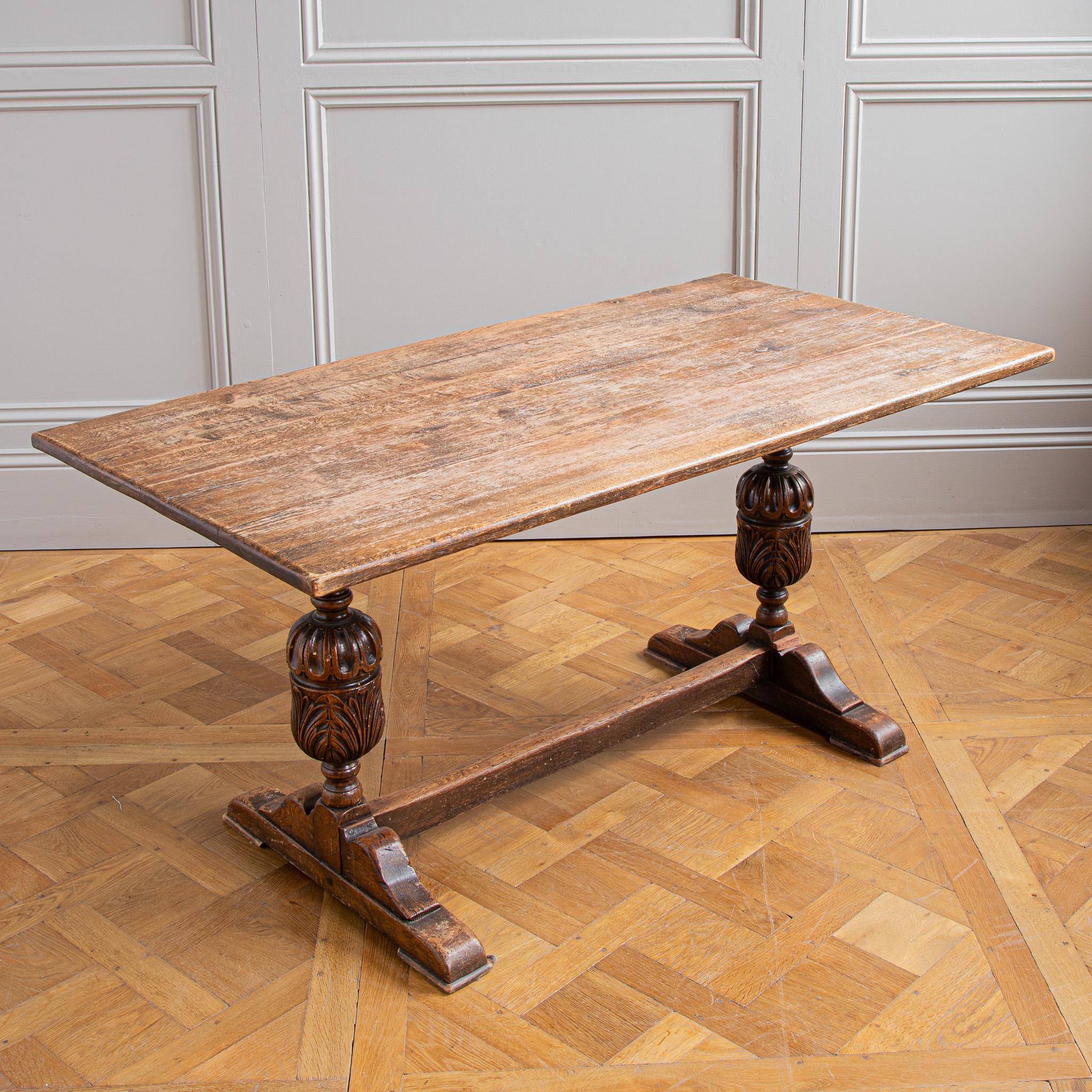 Britannique Table à manger de style élisabéthain en vente