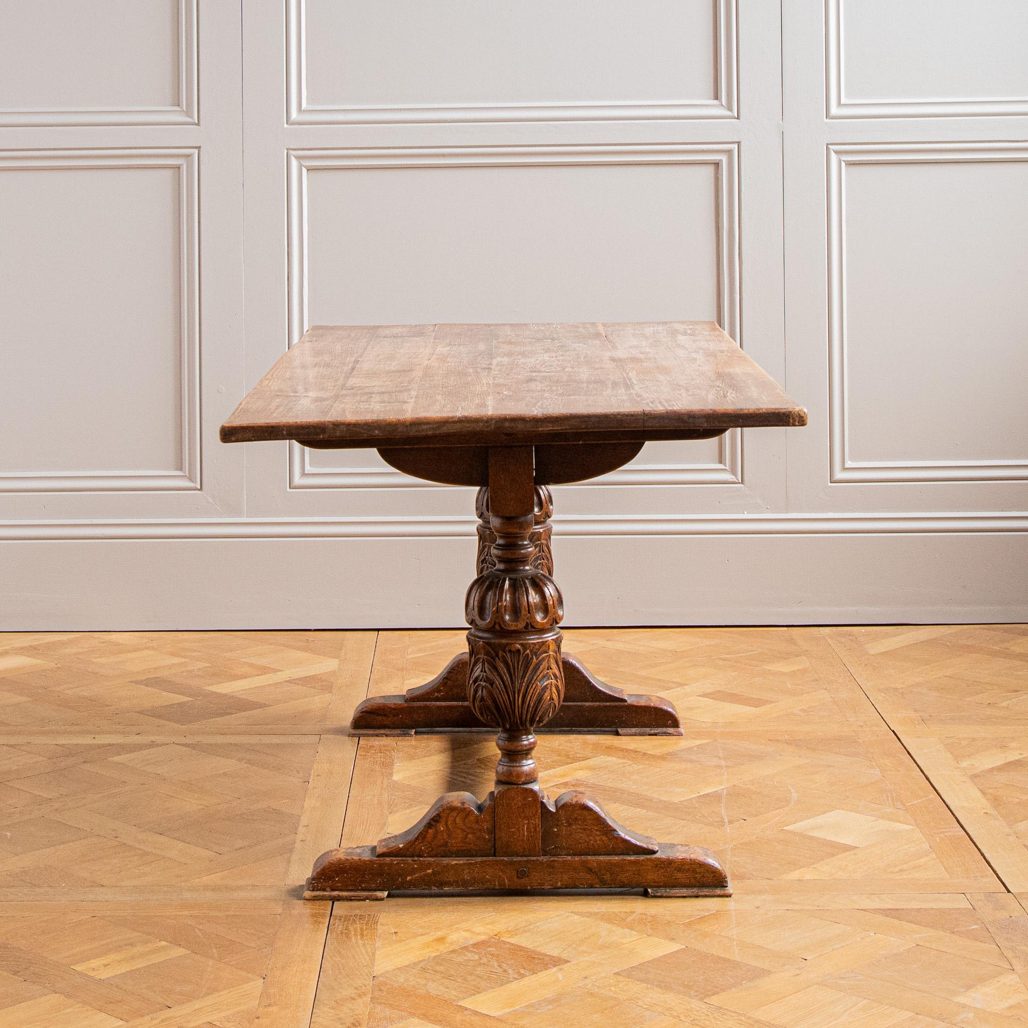 Sculpté à la main Table à manger de style élisabéthain en vente