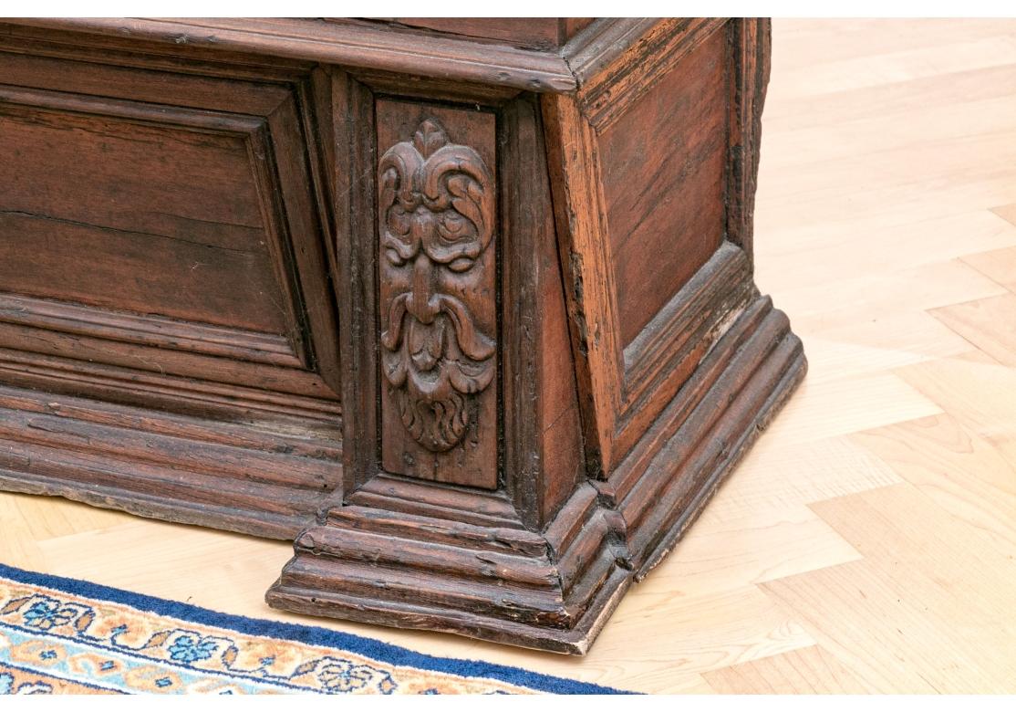 Style élisabéthain  Banc de rangement Craft en éléments sculptés du 18e siècle en vente 5