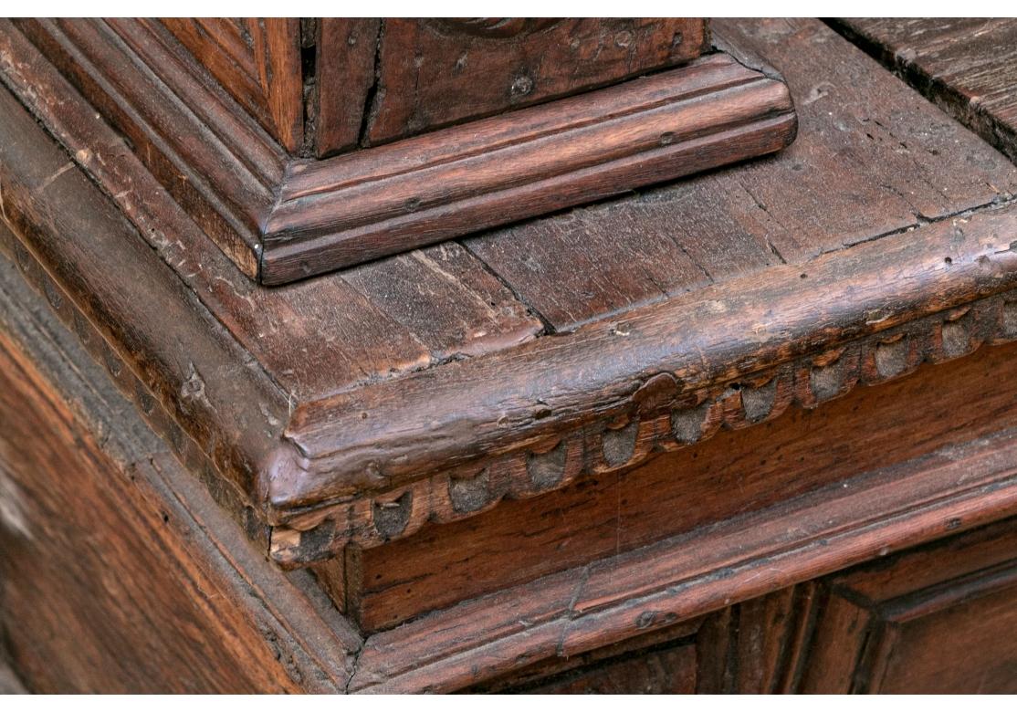 Élisabéthain Style élisabéthain  Banc de rangement Craft en éléments sculptés du 18e siècle en vente