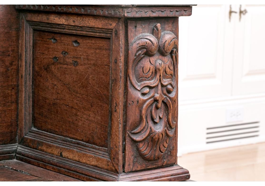 Style élisabéthain  Banc de rangement Craft en éléments sculptés du 18e siècle État moyen - En vente à Bridgeport, CT