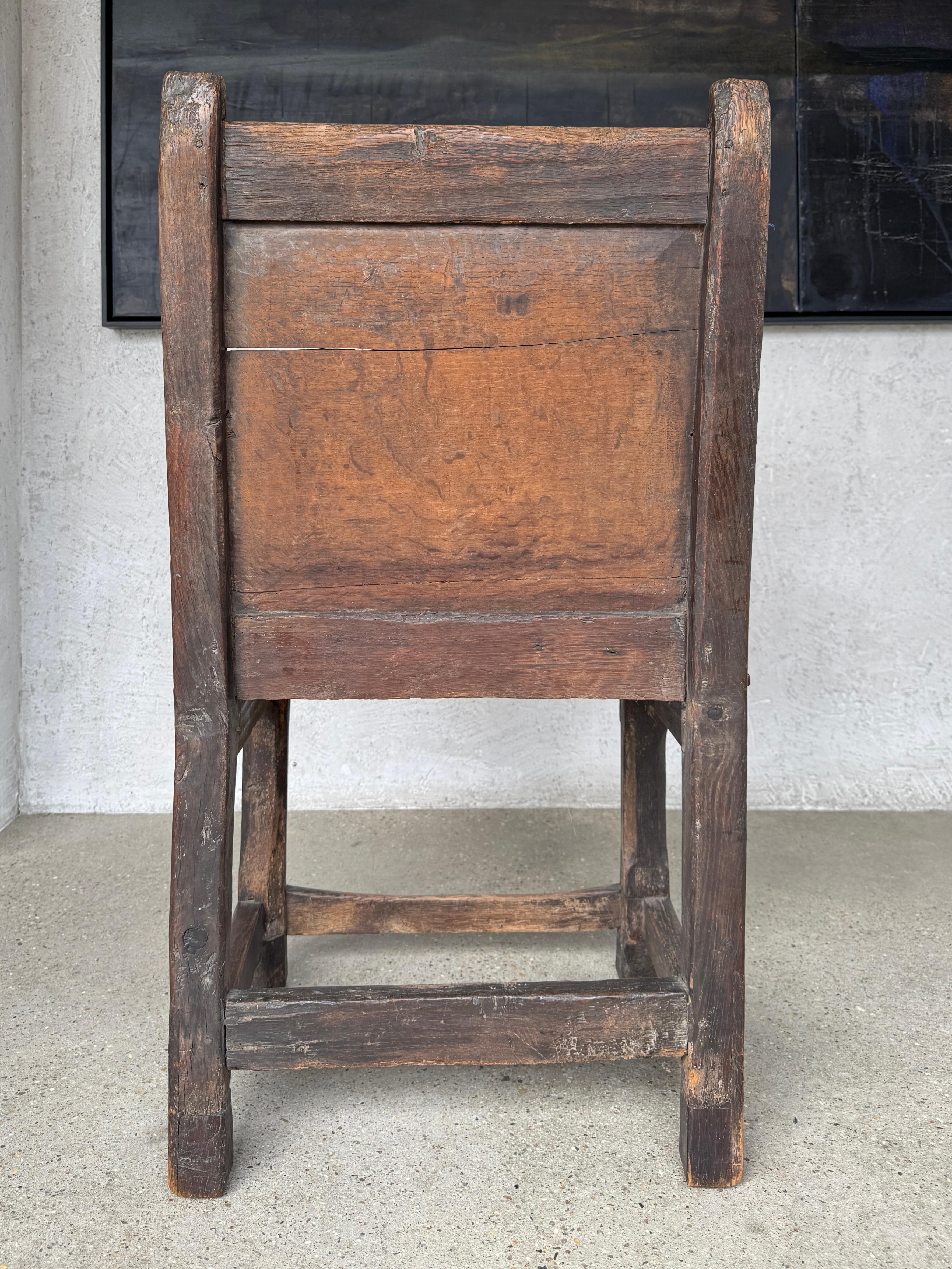 Poltrona elisabettiana Tudor intagliata a mano in Oak Wainscot, circa 1580 In condizioni buone in vendita a Chicago, IL