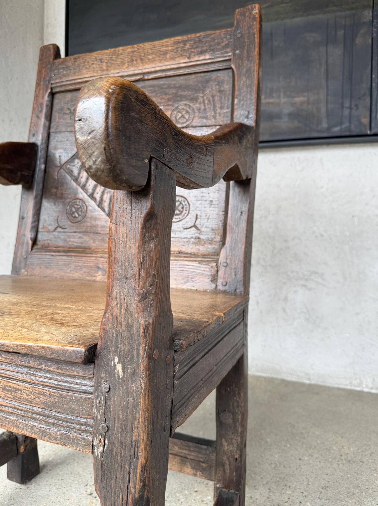 Poltrona elisabettiana Tudor intagliata a mano in Oak Wainscot, circa 1580 in vendita 1