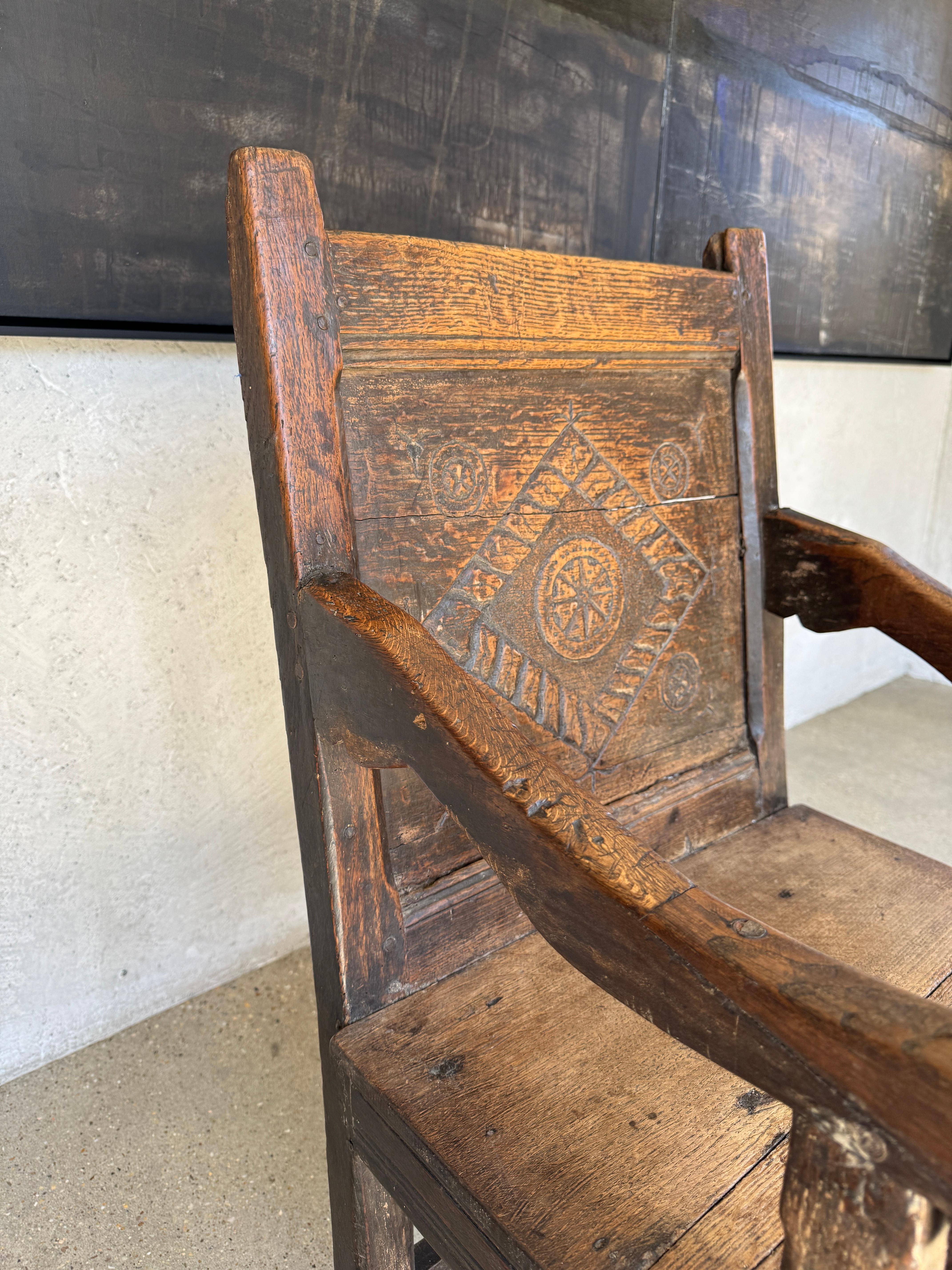 Poltrona elisabettiana Tudor intagliata a mano in Oak Wainscot, circa 1580 in vendita 4