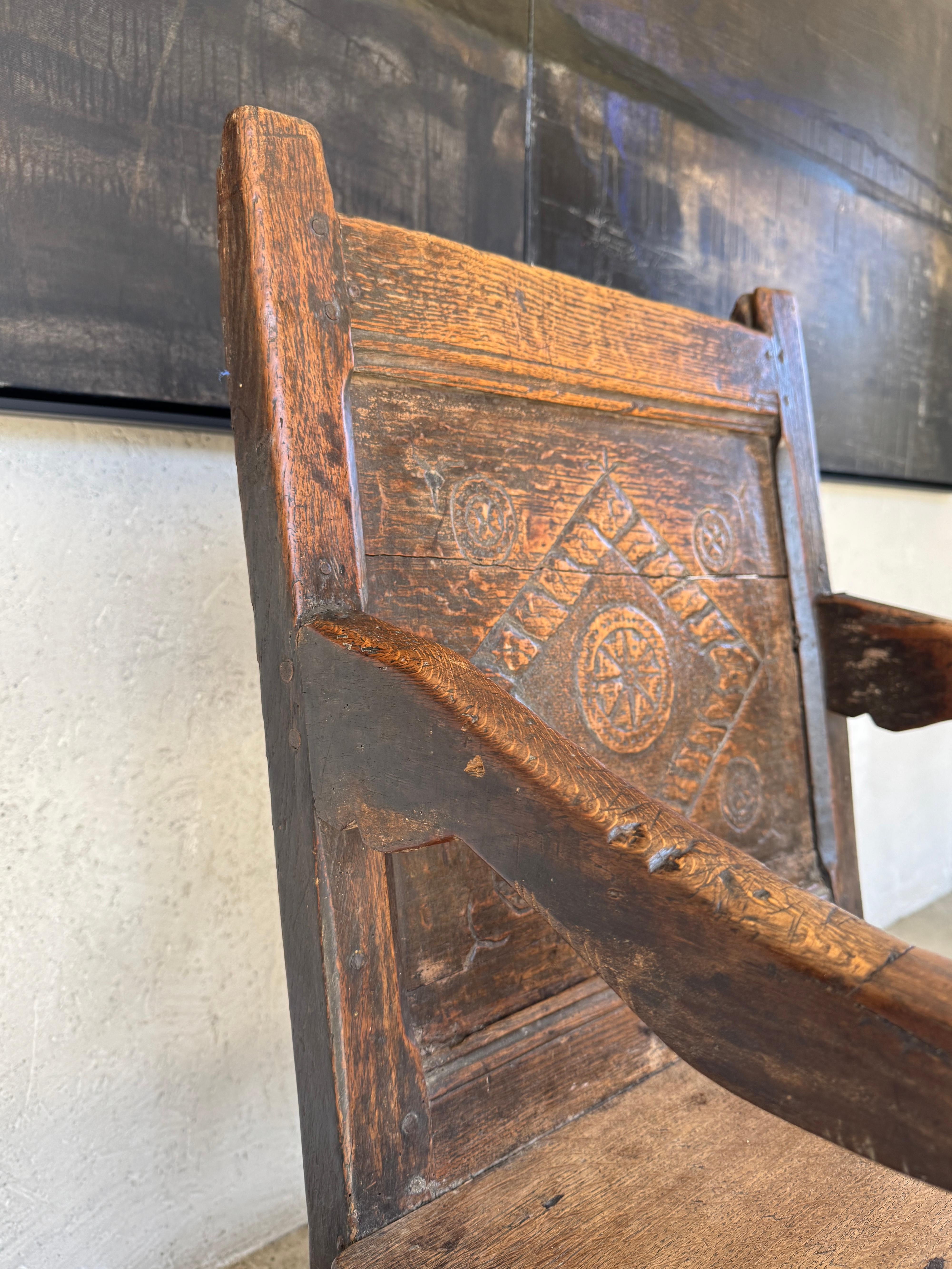 Poltrona elisabettiana Tudor intagliata a mano in Oak Wainscot, circa 1580 in vendita 5