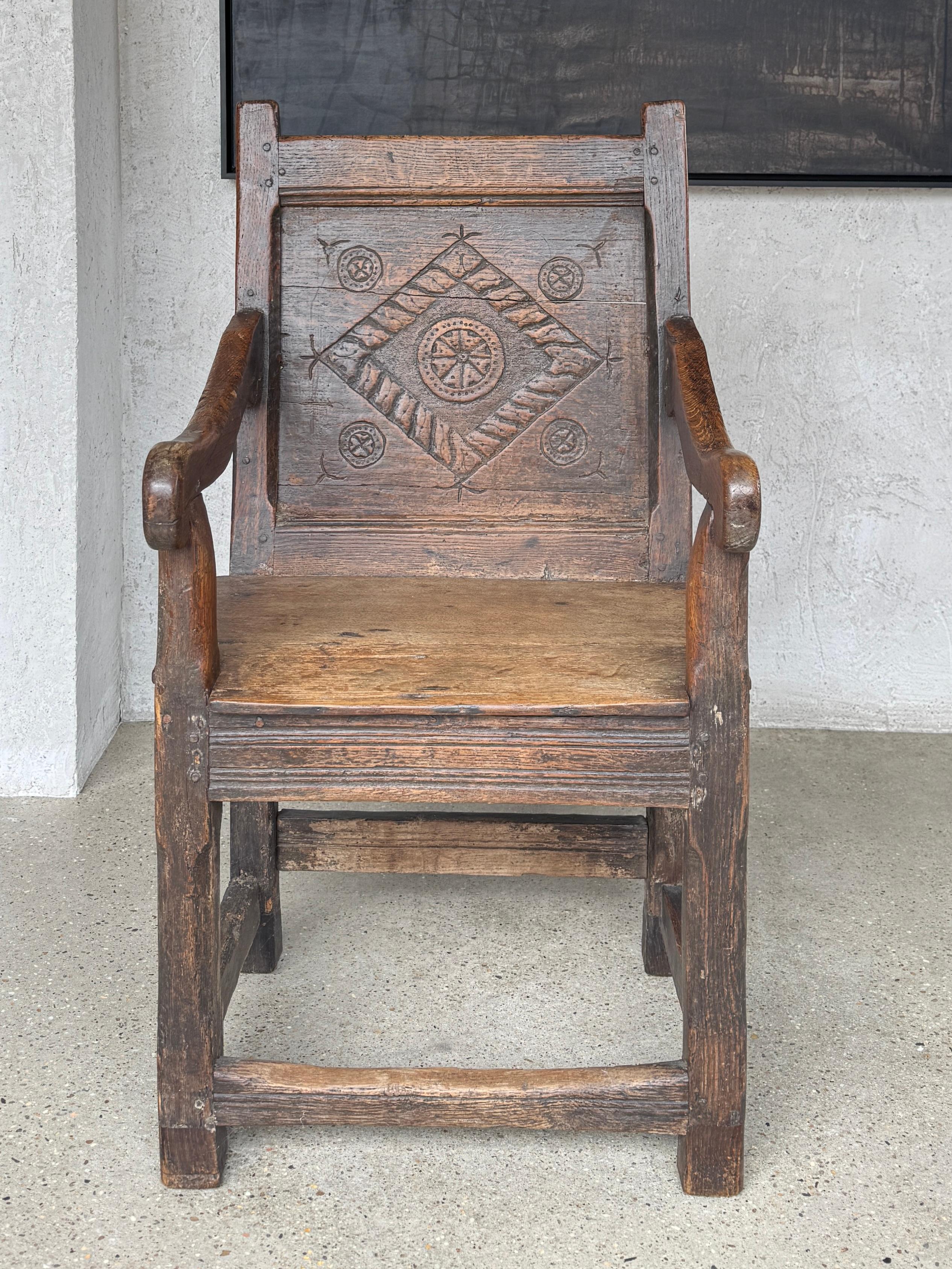 Elisabettiano Poltrona elisabettiana Tudor intagliata a mano in Oak Wainscot, circa 1580 in vendita