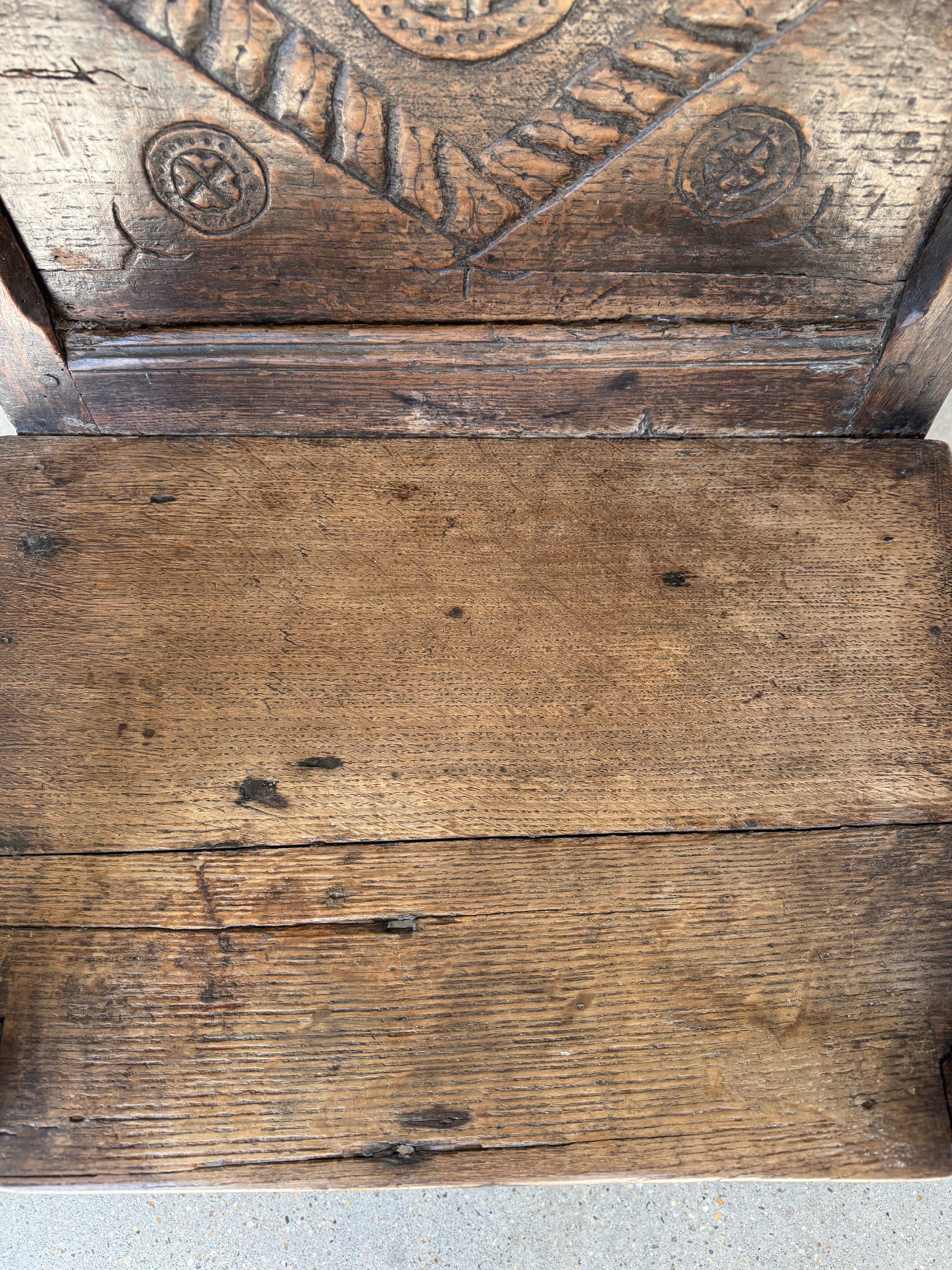 Poltrona elisabettiana Tudor intagliata a mano in Oak Wainscot, circa 1580 in vendita 10