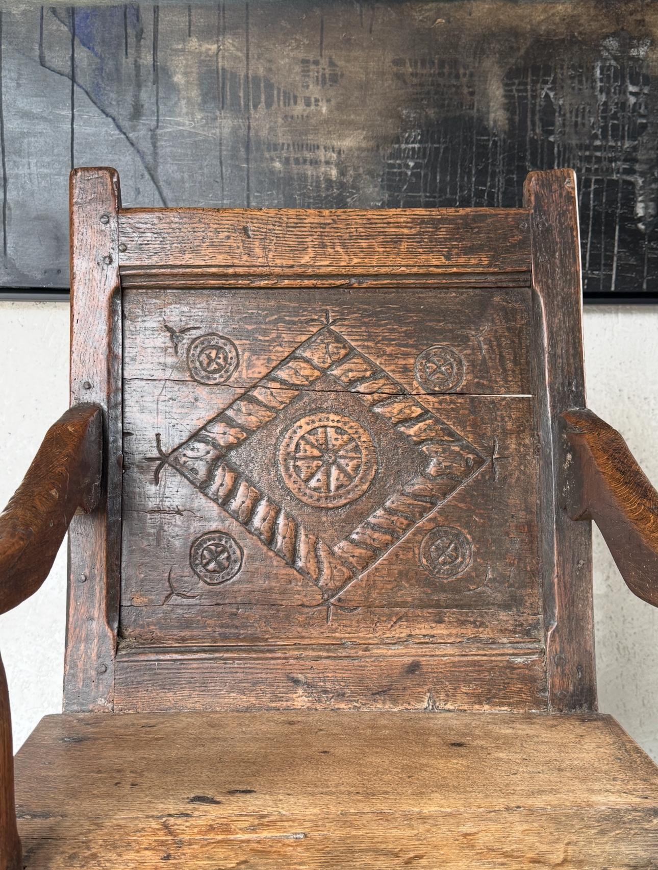 Poltrona elisabettiana Tudor intagliata a mano in Oak Wainscot, circa 1580 in vendita 3