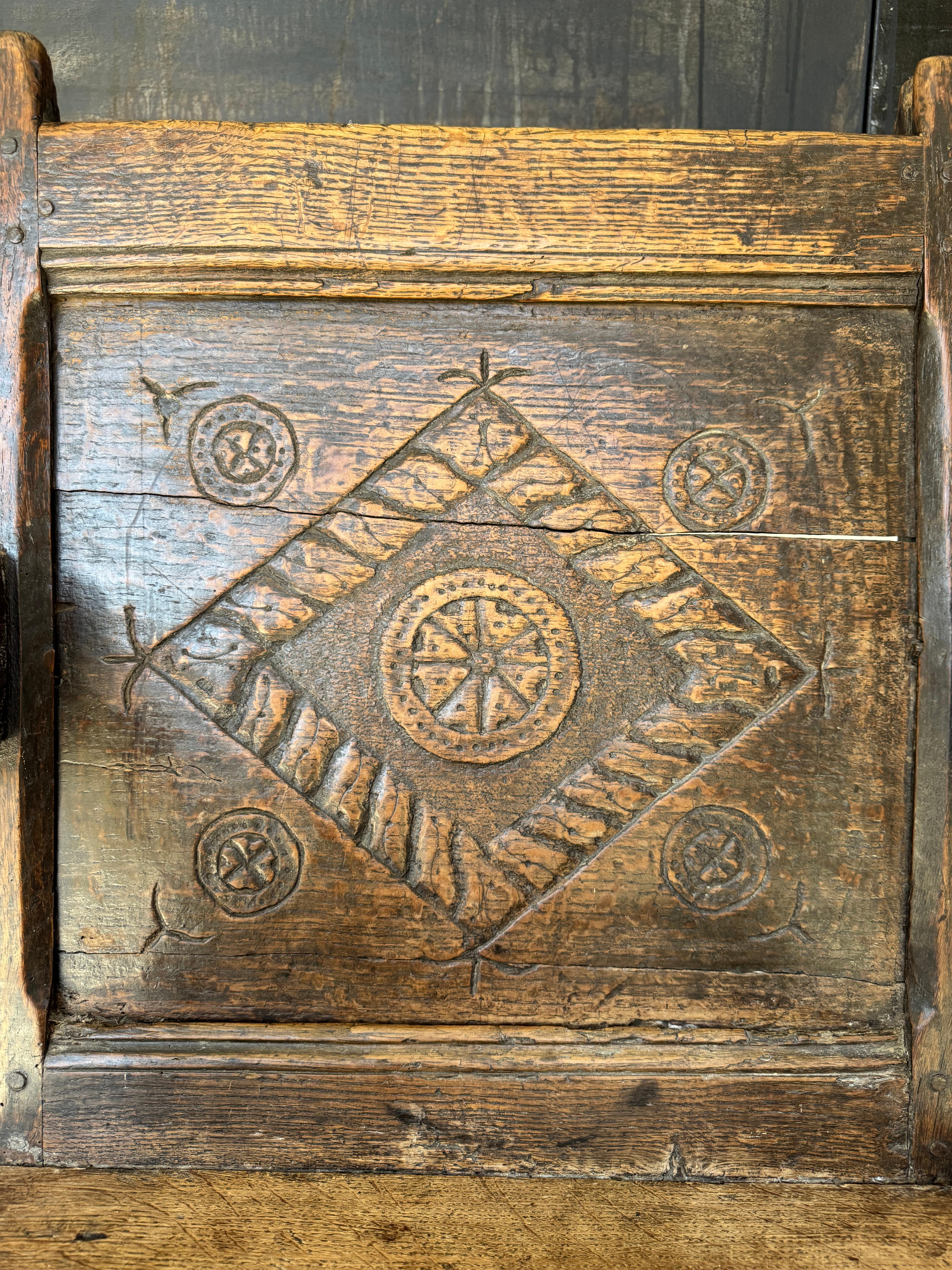 Poltrona elisabettiana Tudor intagliata a mano in Oak Wainscot, circa 1580 in vendita 7