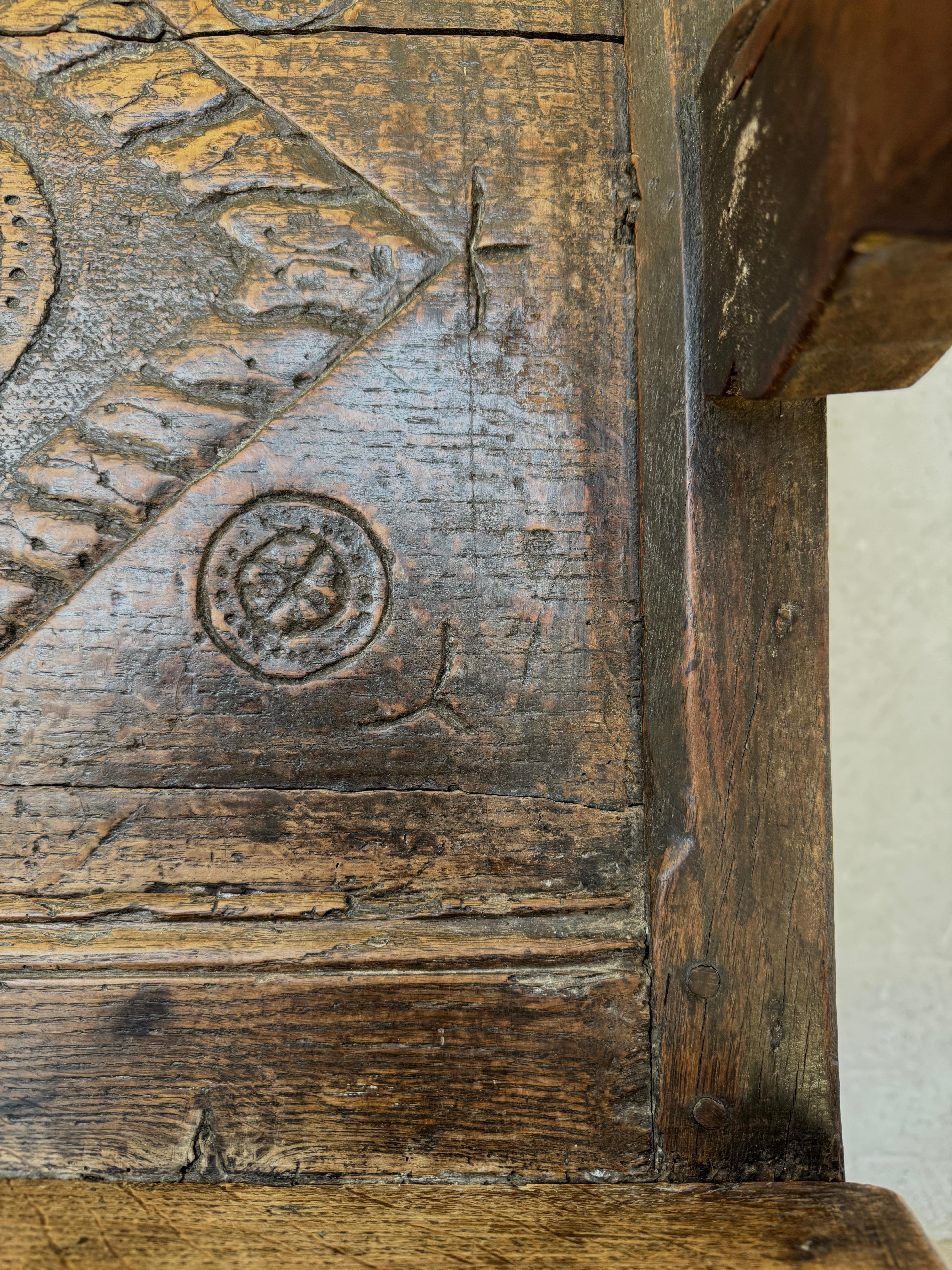 Poltrona elisabettiana Tudor intagliata a mano in Oak Wainscot, circa 1580 in vendita 8