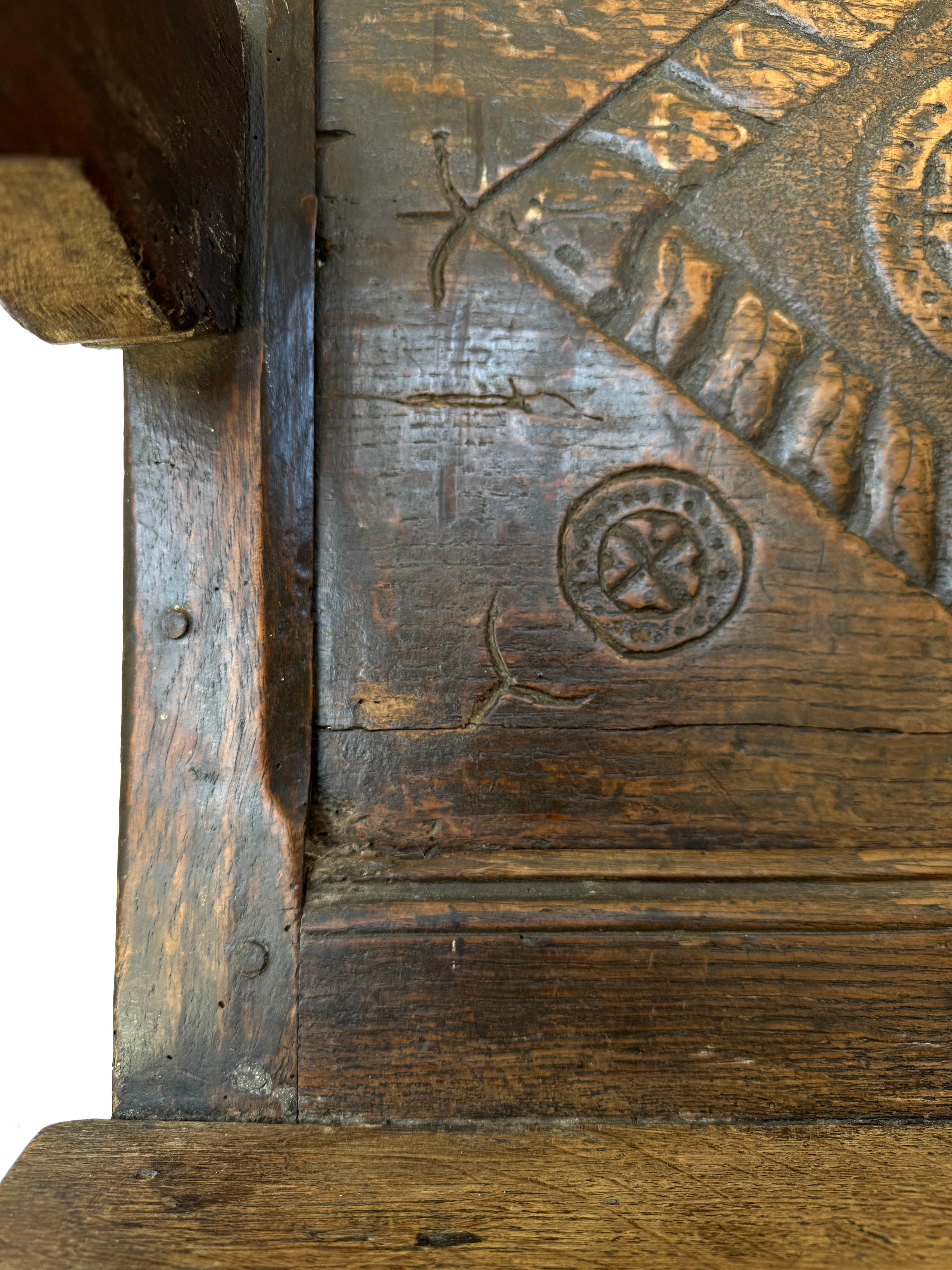 Poltrona elisabettiana Tudor intagliata a mano in Oak Wainscot, circa 1580 in vendita 9