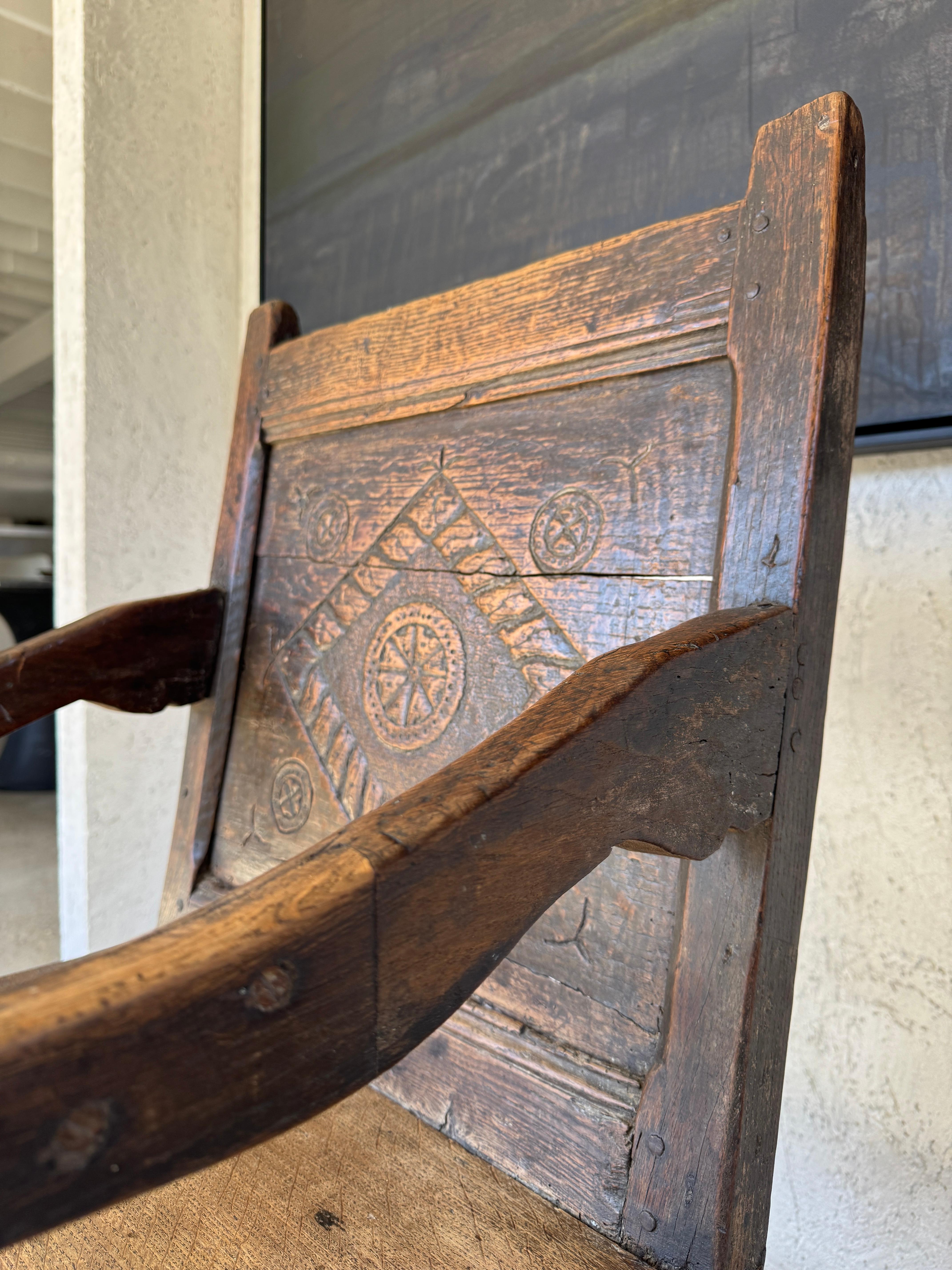 Poltrona elisabettiana Tudor intagliata a mano in Oak Wainscot, circa 1580 in vendita 6