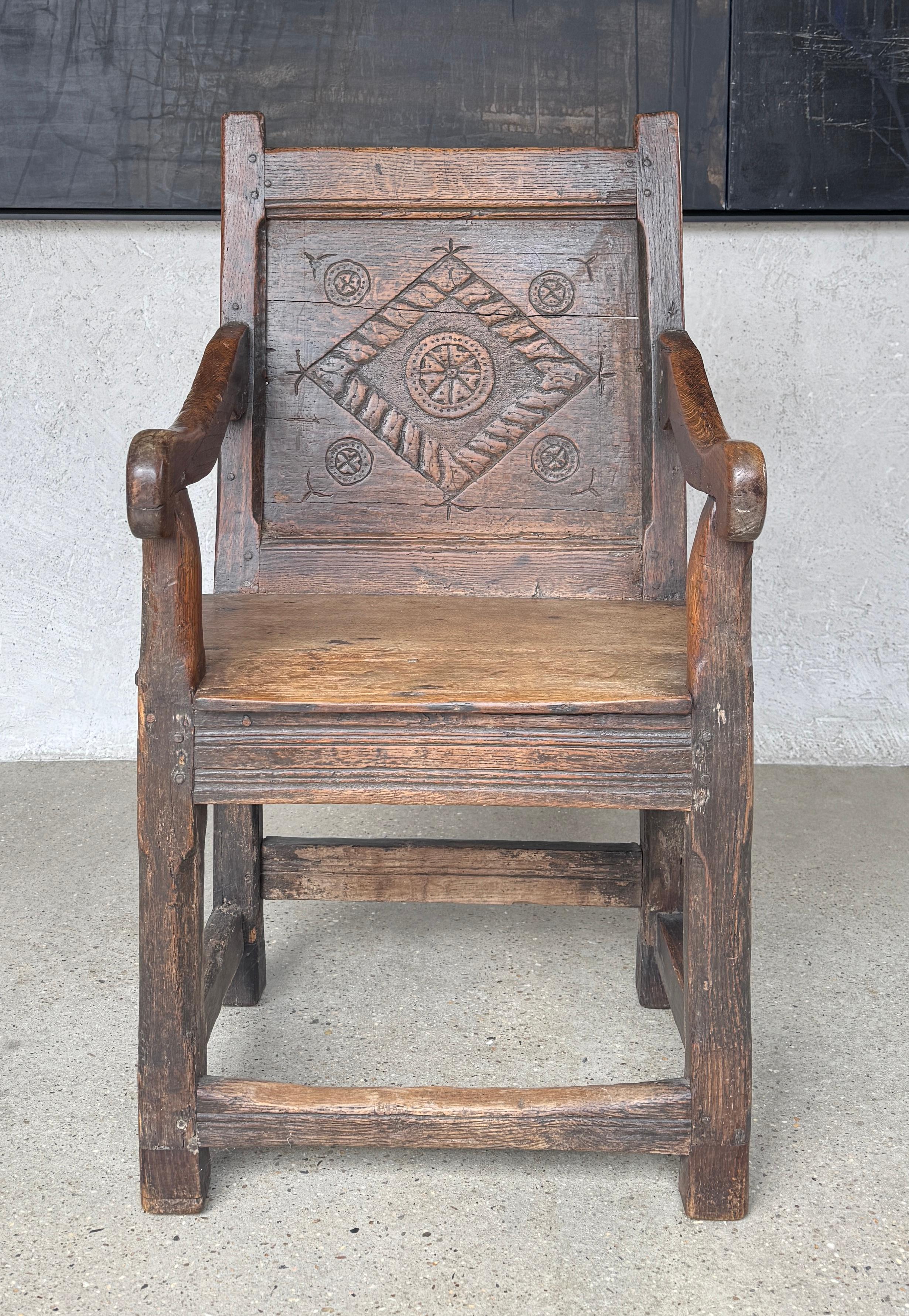 Fino al XVIII secolo Poltrona elisabettiana Tudor intagliata a mano in Oak Wainscot, circa 1580 in vendita
