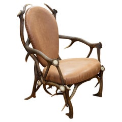 Chaise en bois de cerf-volant et cuir