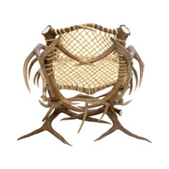 Armlehnstuhl aus Elchgeweih und Rohhaut