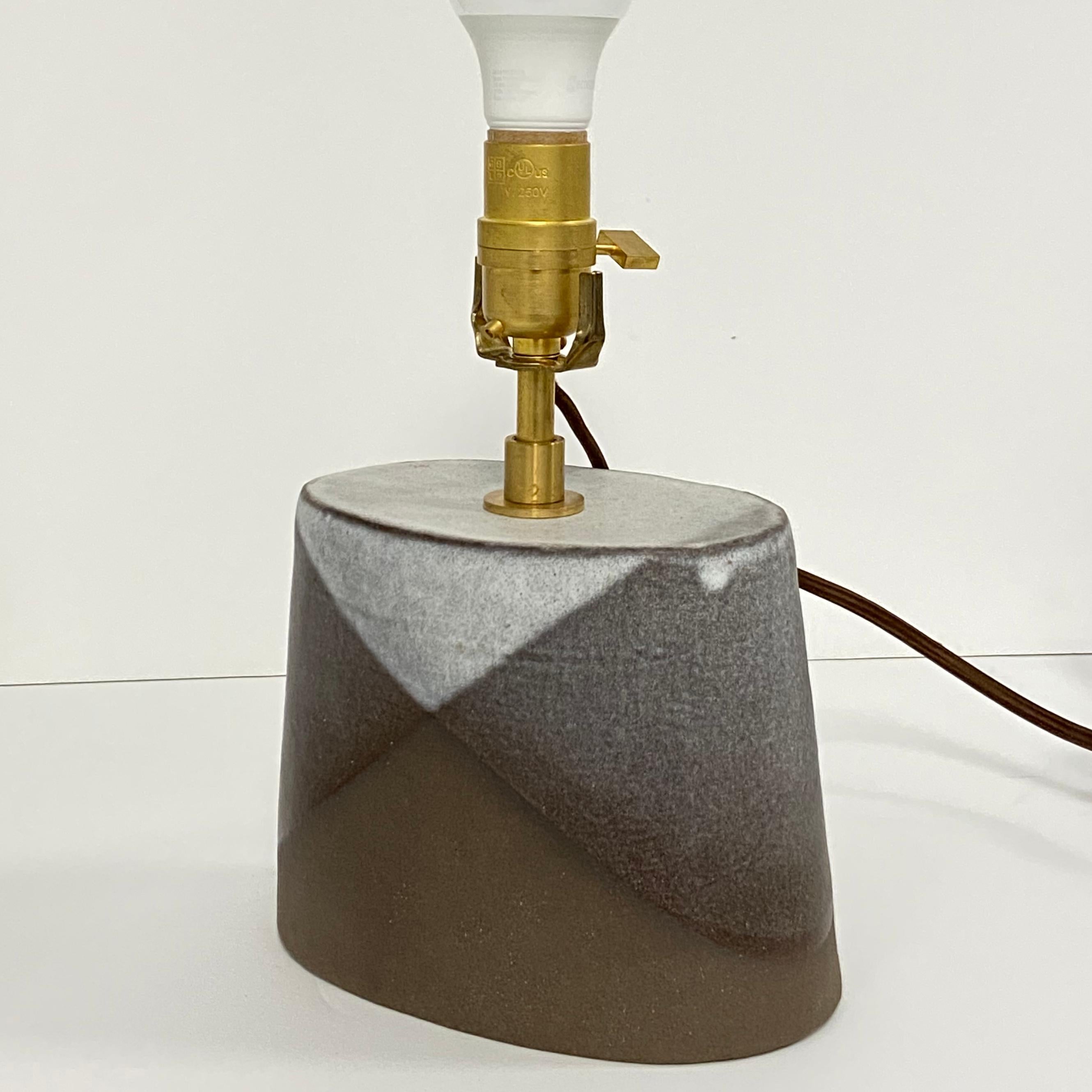 Elka Ovale Tischlampe aus Steingut, radgedreht / radgedreht & verändert im Zustand „Neu“ im Angebot in Tarrytown, NY