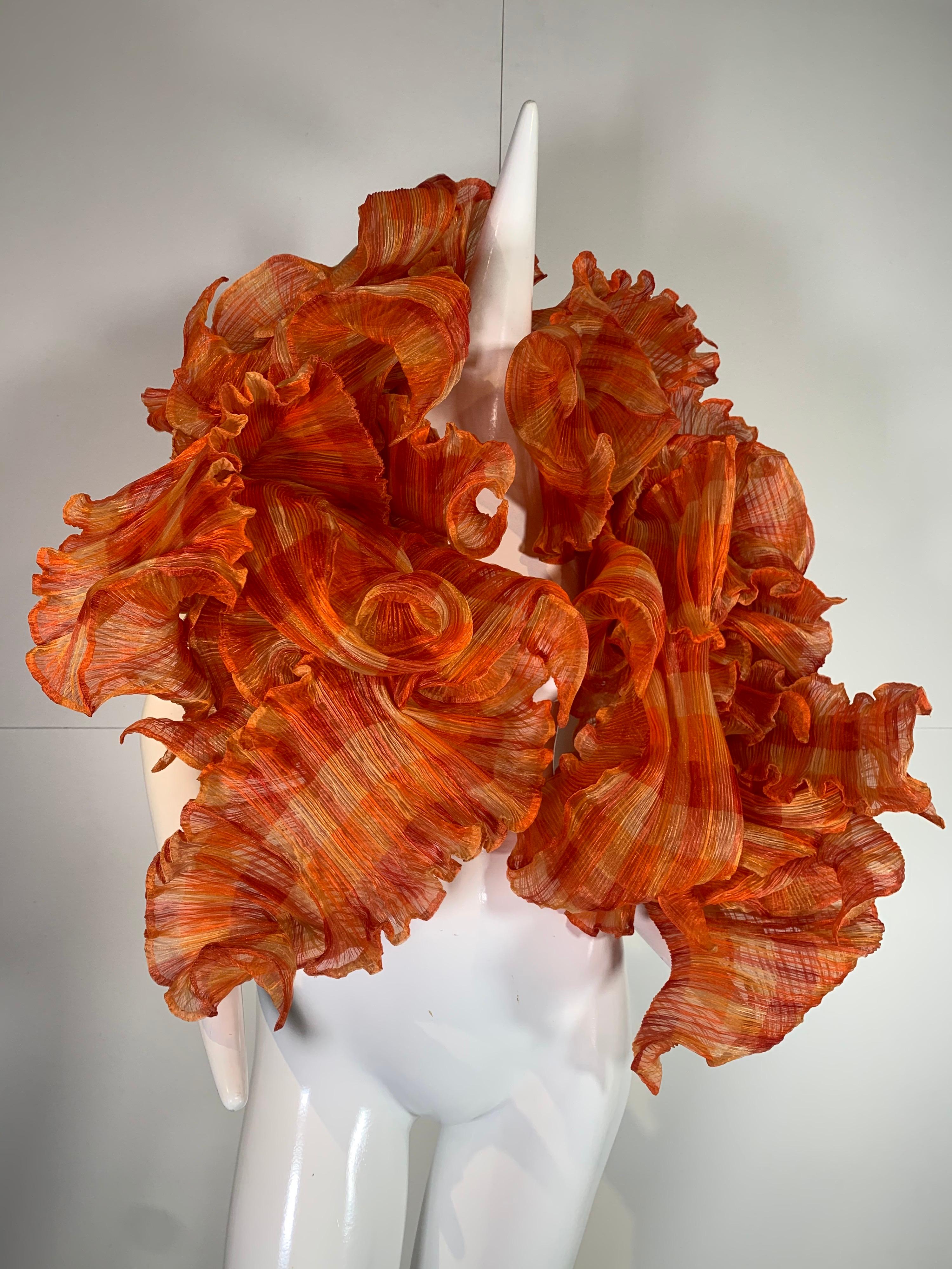 Elke Walter synthetisch plissierte flammenfarbene Avant Garde skulpturale Wickelboa/Bolero. Größe L.