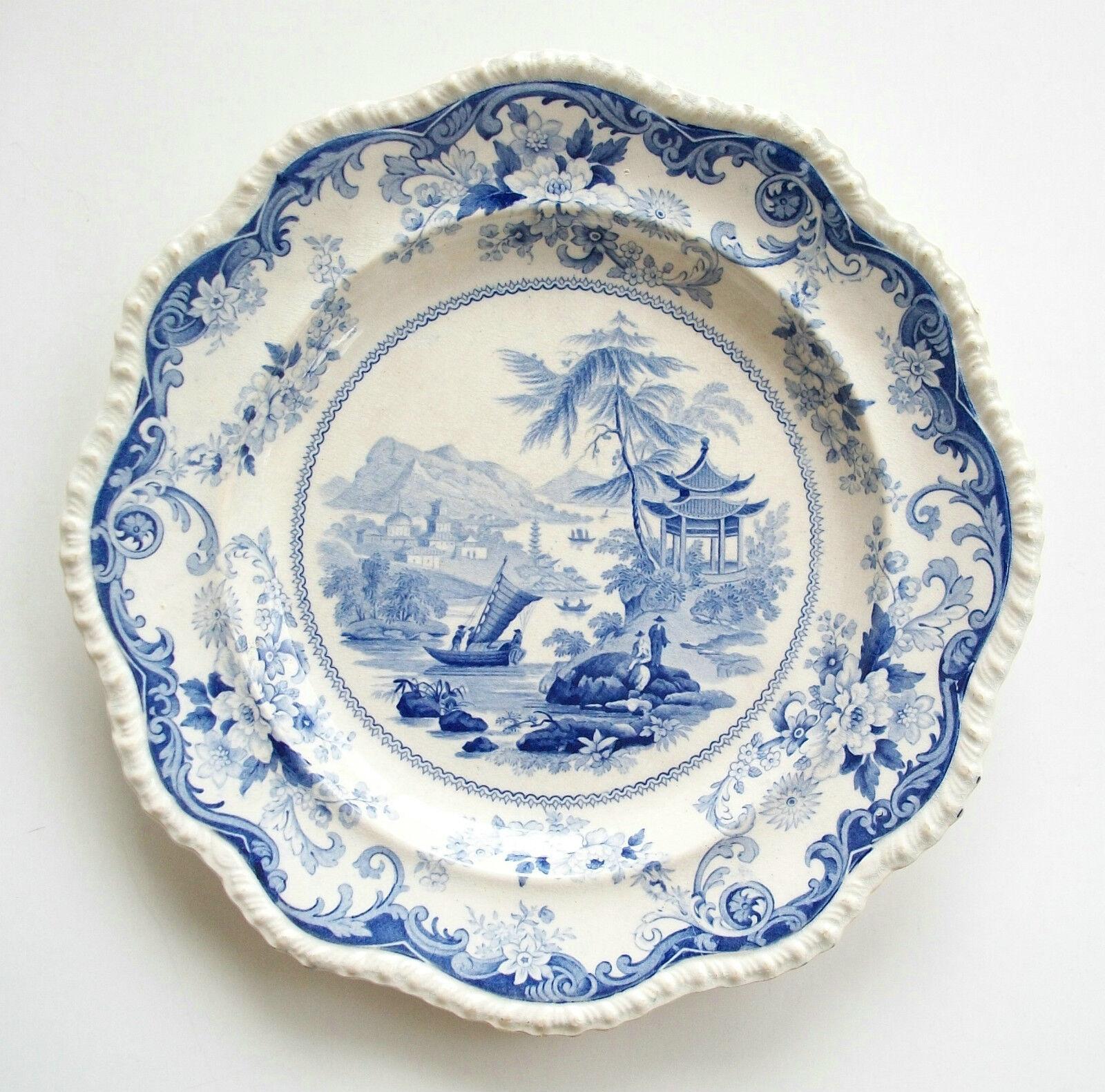 ELKIN KNIGHT & CIRCA - Canton Views - Rare assiette à dîner ancienne en céramique décorée par transfert - bleu et blanc - cachet d'usine imprimé et étiquette de transfert au verso - Staffordshire - Royaume-Uni - vers 1830.

Excellent état antique -