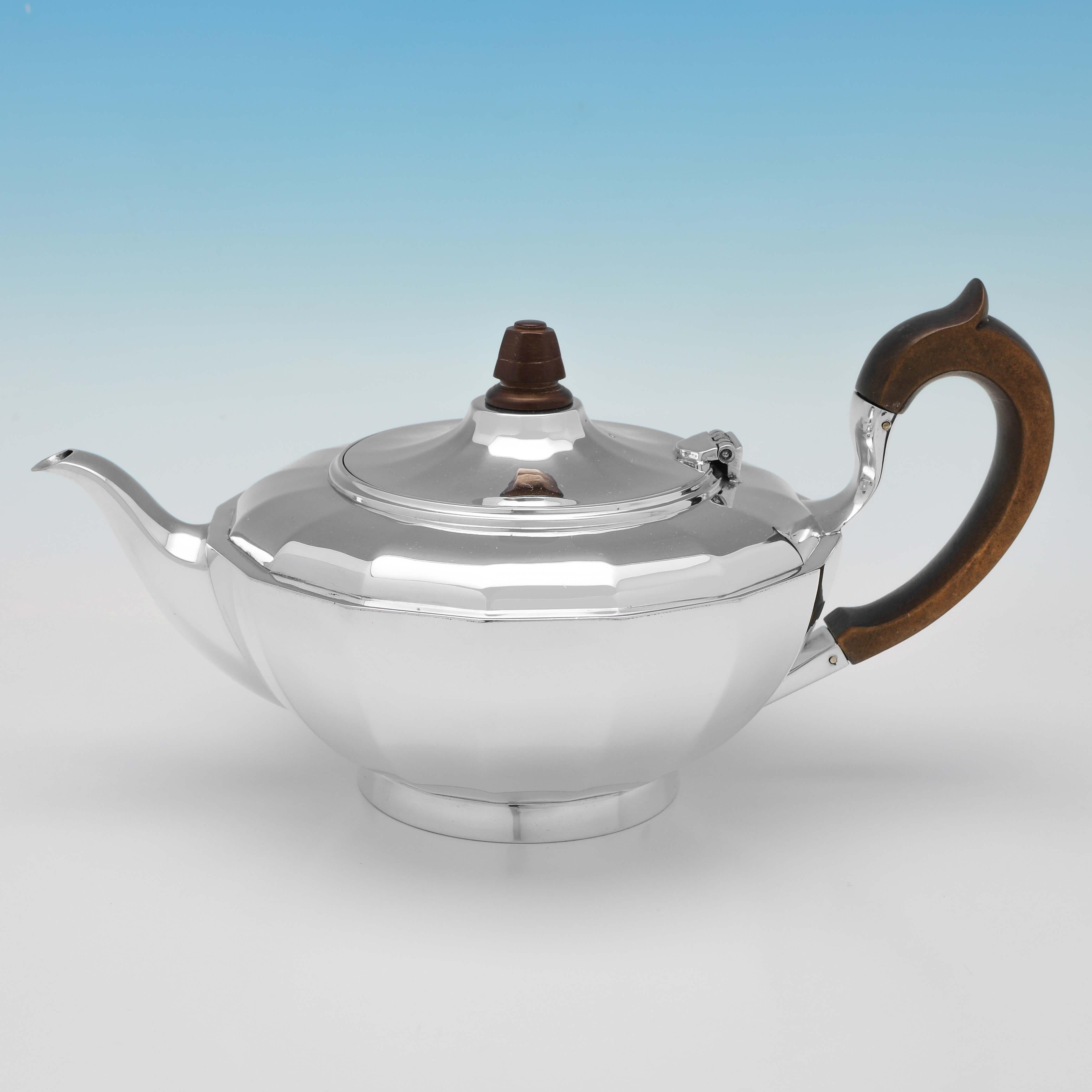Poinçonné à Birmingham en 1918 et 19 par Elkington & Co, ce très beau service à thé ancien en argent sterling comprend une théière, un sucrier et un pot à crème, tous unis dans leur design, avec un panneau sur chacun d'eux, et une poignée et un