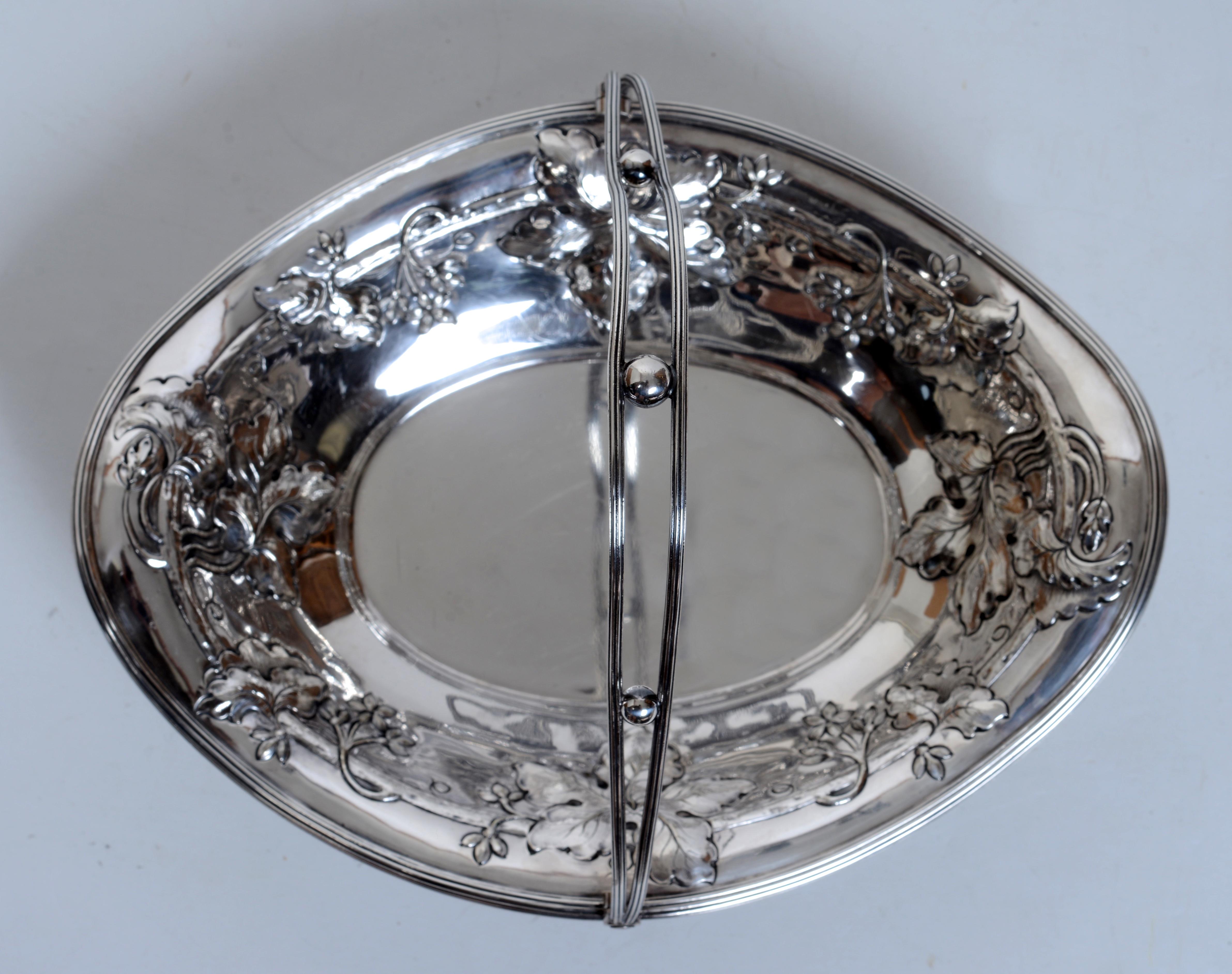 Anglais Elkington & Co Heavy Silver Plated Oblong Shaped Sided Cake Basket c1906 en vente