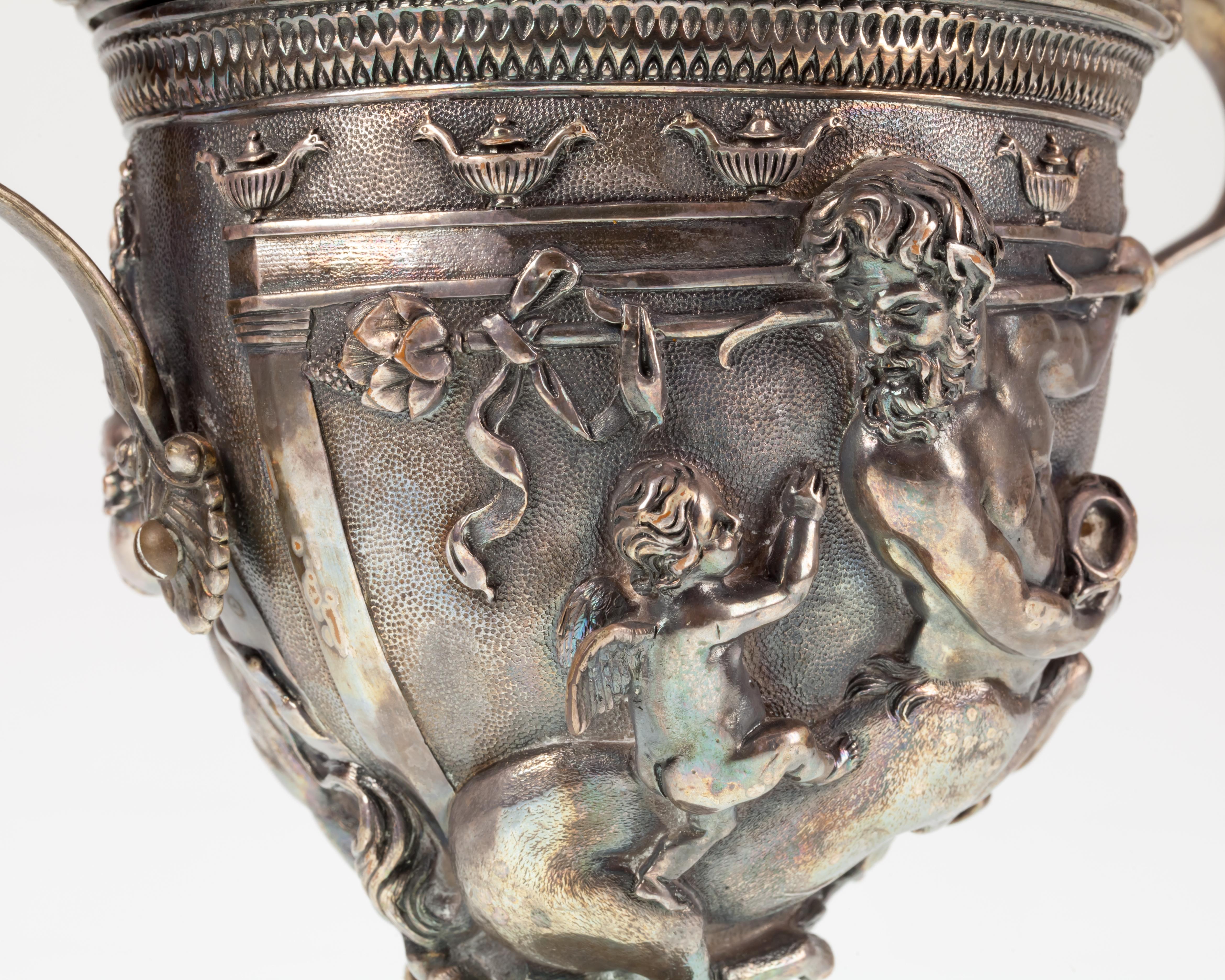 Néoclassique Elkington & Co. Urne à trophée en métal argenté avec figures néoclassiques repoussée en vente