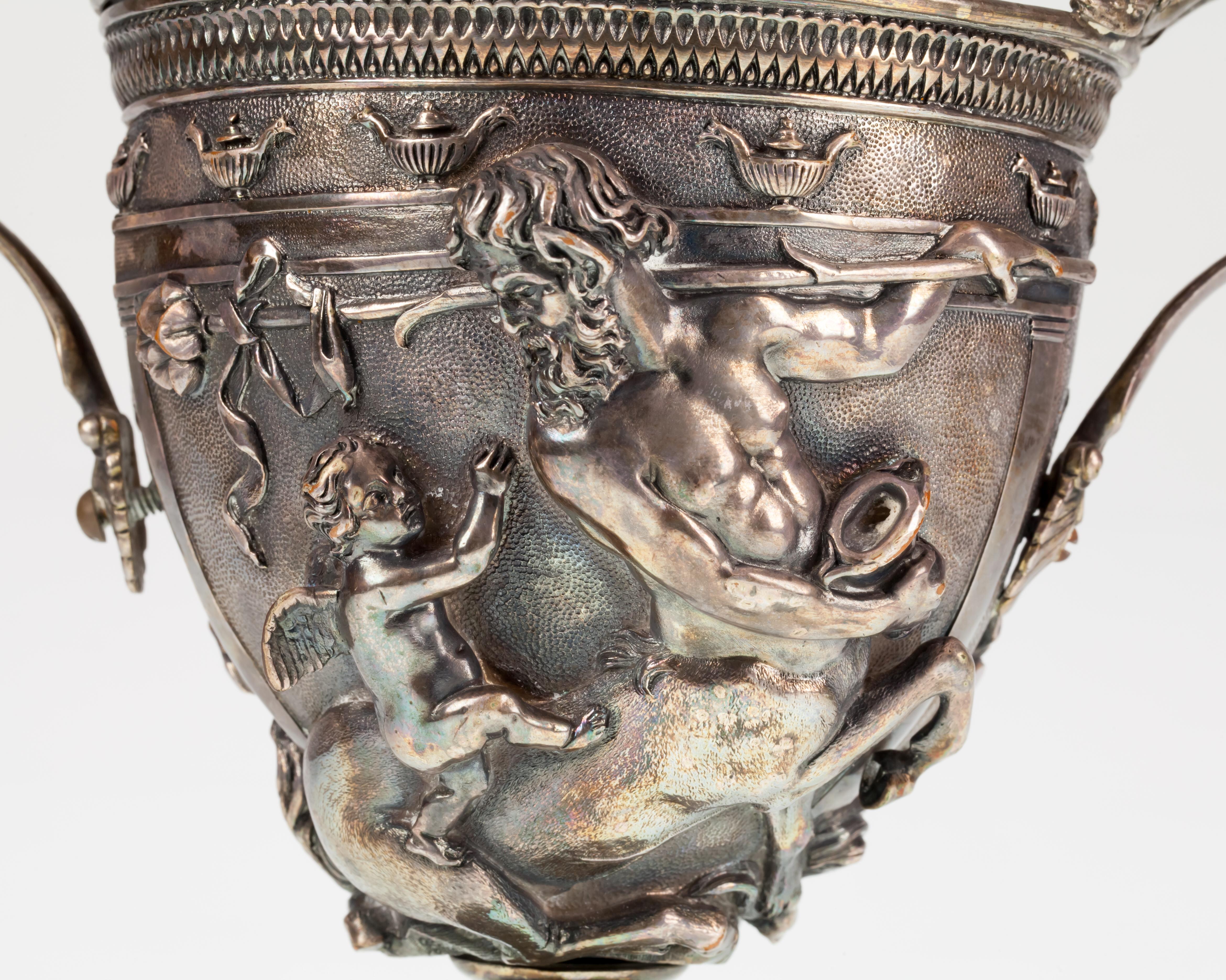 Elkington & Co. Urne à trophée en métal argenté avec figures néoclassiques repoussée Unisexe en vente