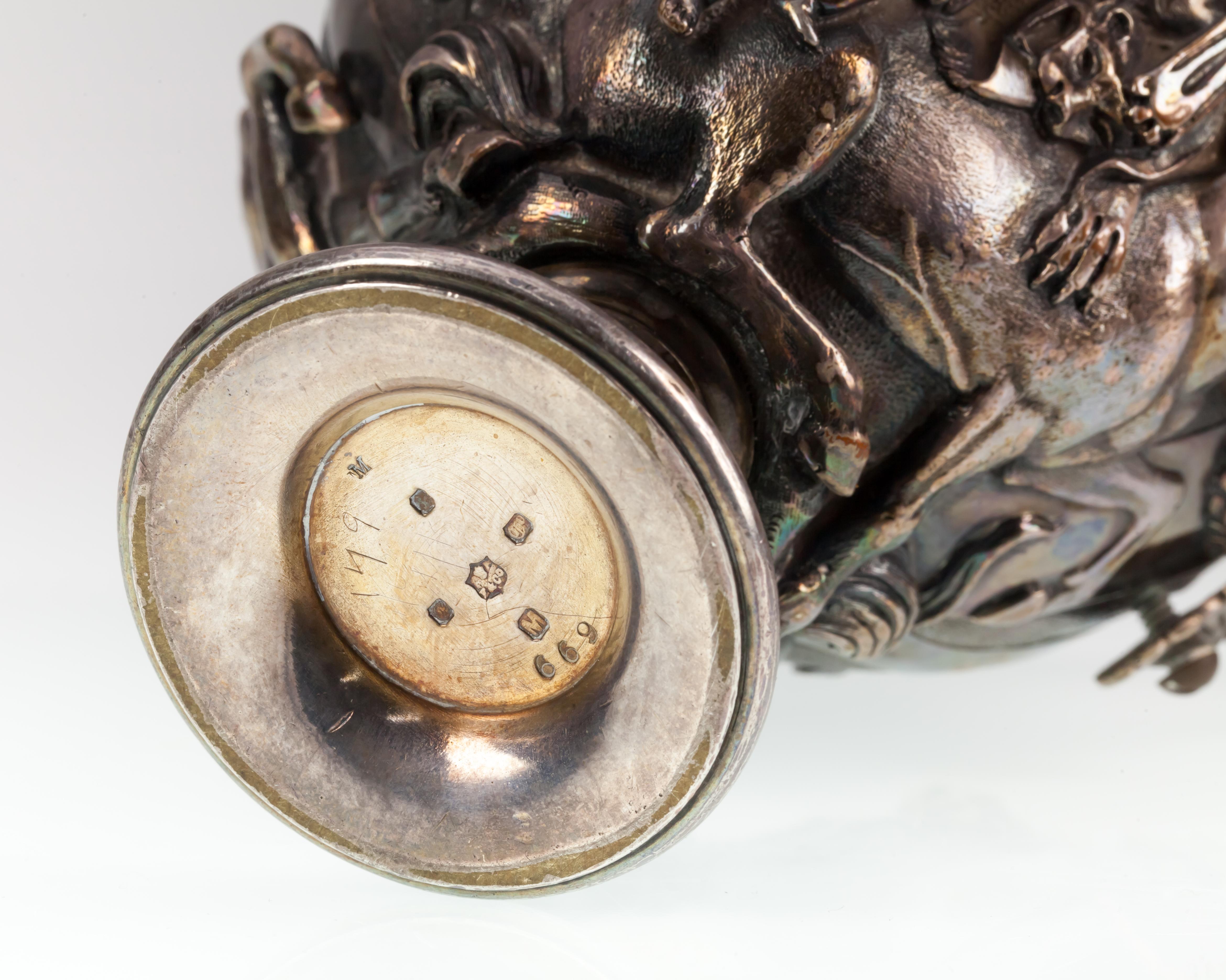 Elkington & Co. Urne à trophée en métal argenté avec figures néoclassiques repoussée en vente 2