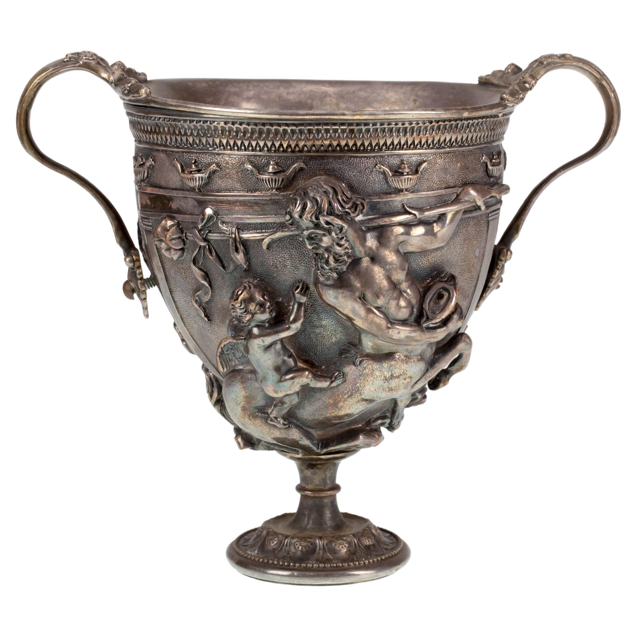 Elkington & Co. Urne à trophée en métal argenté avec figures néoclassiques repoussée