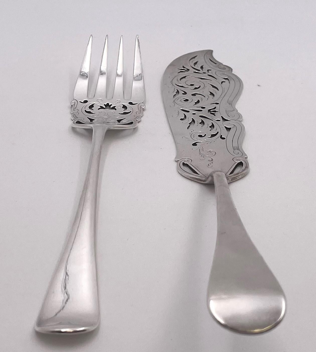 Set di 2 Elkington & Co. Forchetta e coltello da pesce in argento sterling inglese del 1886 (epoca vittoriana) con incisioni ornamentali. La forchetta misura 10 1/4'' di lunghezza, mentre il coltello misura 13'' di lunghezza. Il peso totale è di 10