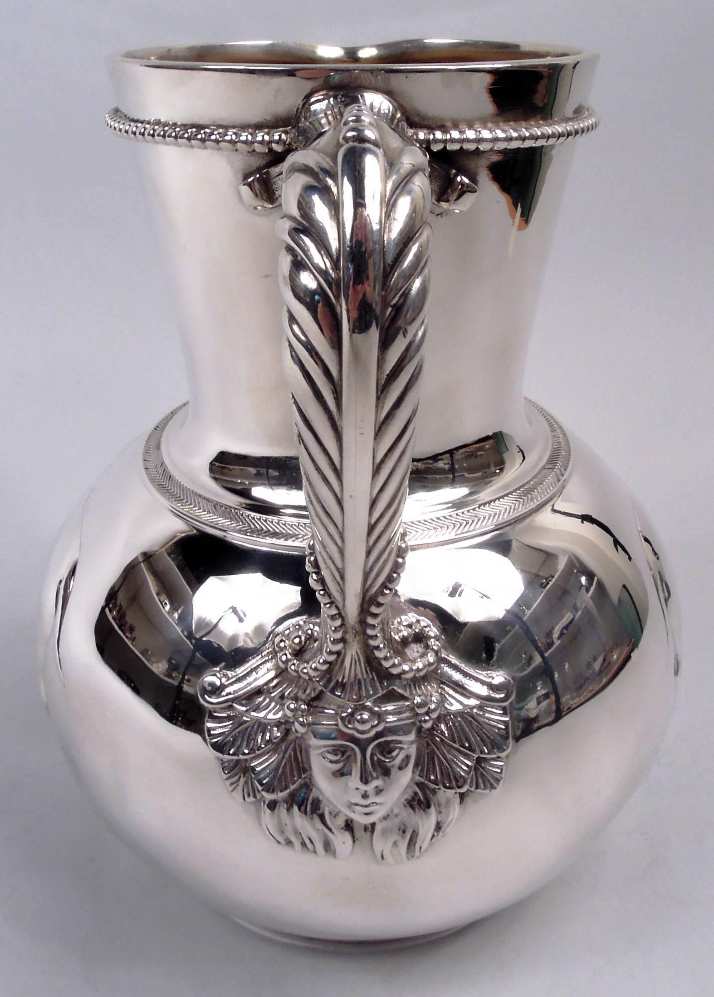 Brocca classica vittoriana in argento sterling. Prodotto da Elkington & Co. a Birmingham nel 1876. Ciotola globulare con collo dritto e dolcemente affusolato e beccuccio a forma di piccolo labbro. Maniglia in fusione con drappeggio di perline e