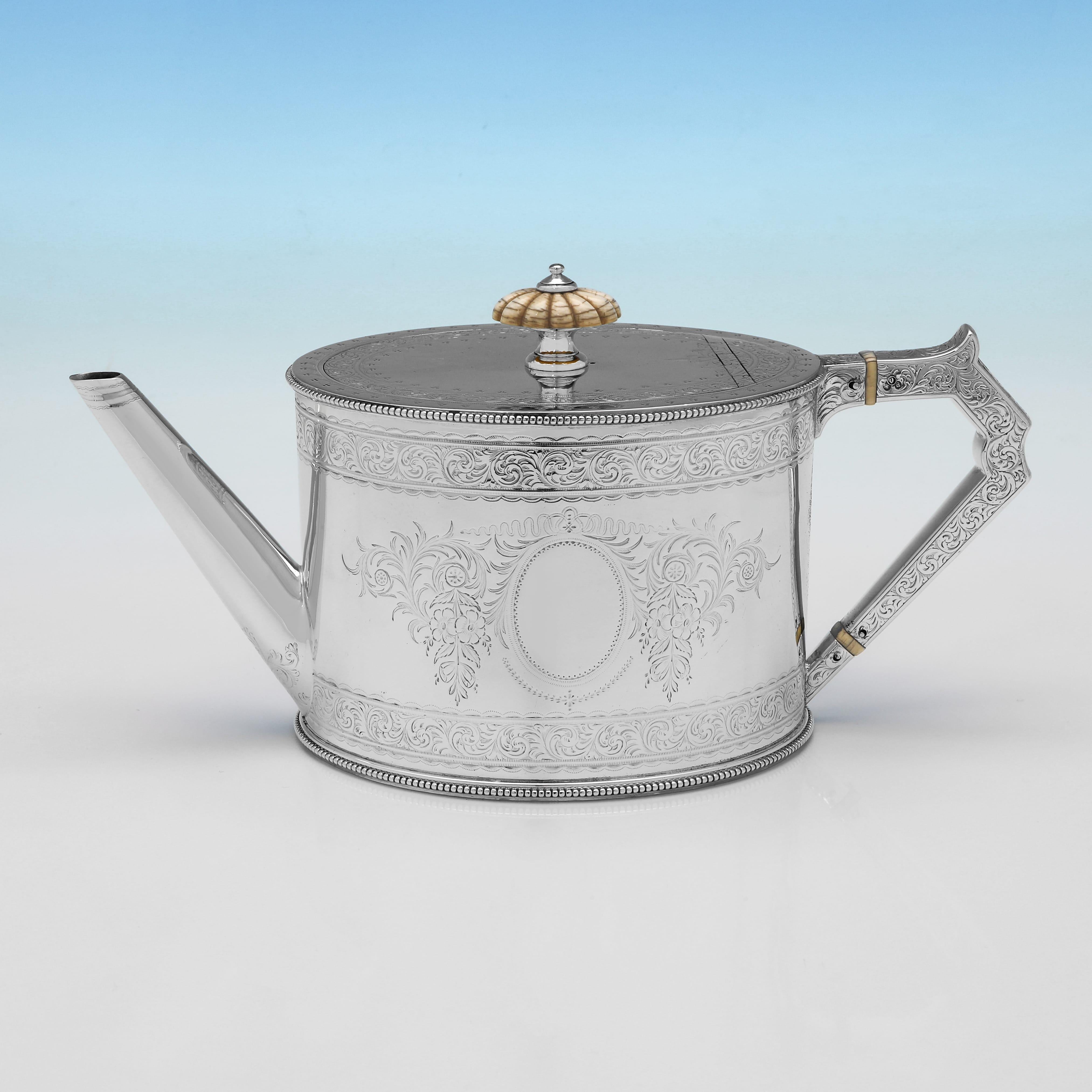 Marchiato a Birmingham nel 1875 da Elkington, questo attraente set da tè in argento massiccio, di epoca vittoriana, è composto da 5 pezzi, tutti a forma di 