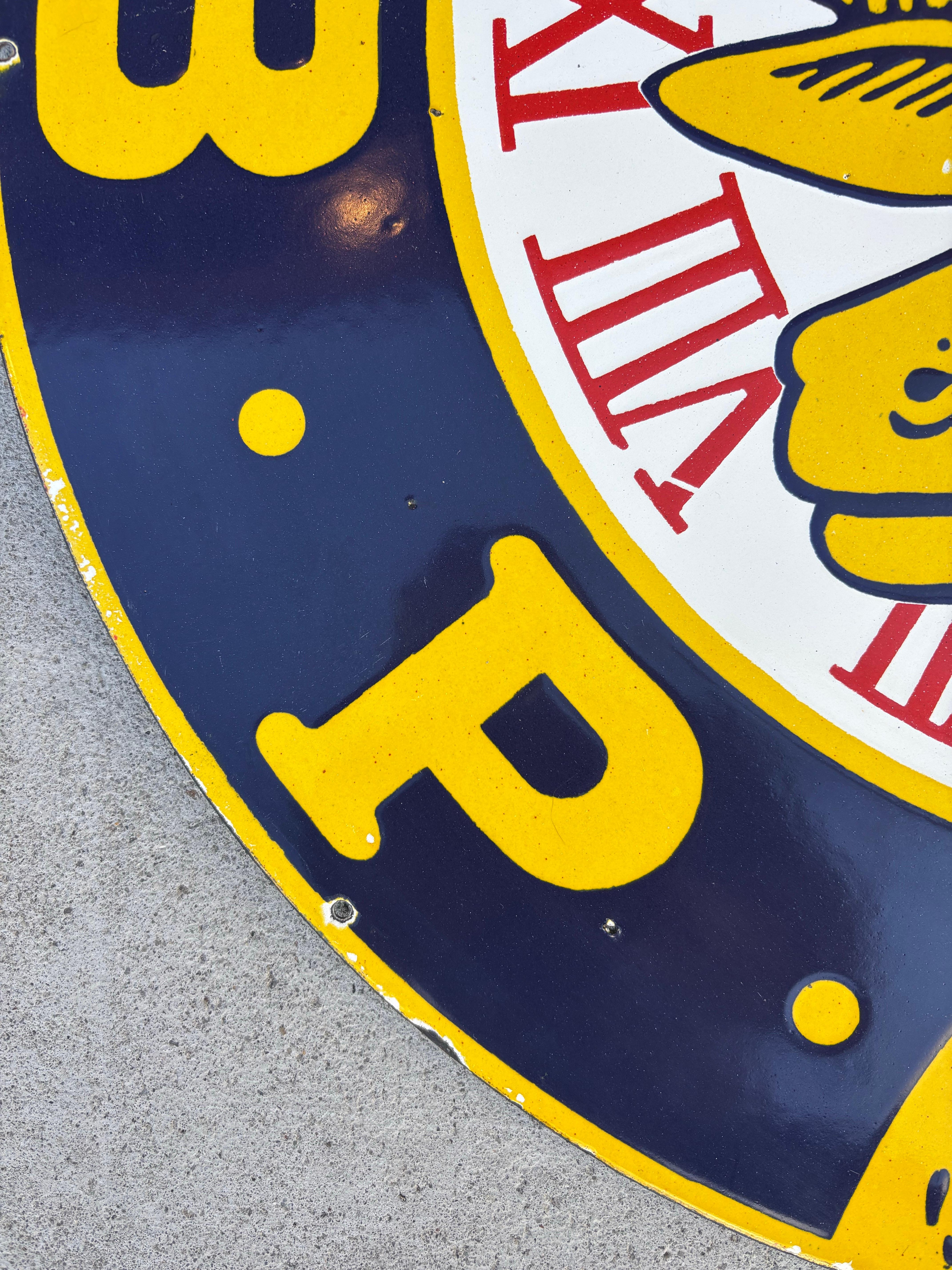 Panneau recto-verso en émail du club des Elks, couleurs incroyablement vibrantes avec un minimum d'écaillage sur les bords, exemple très propre d'une grande image graphique. Ce modèle rond de 30