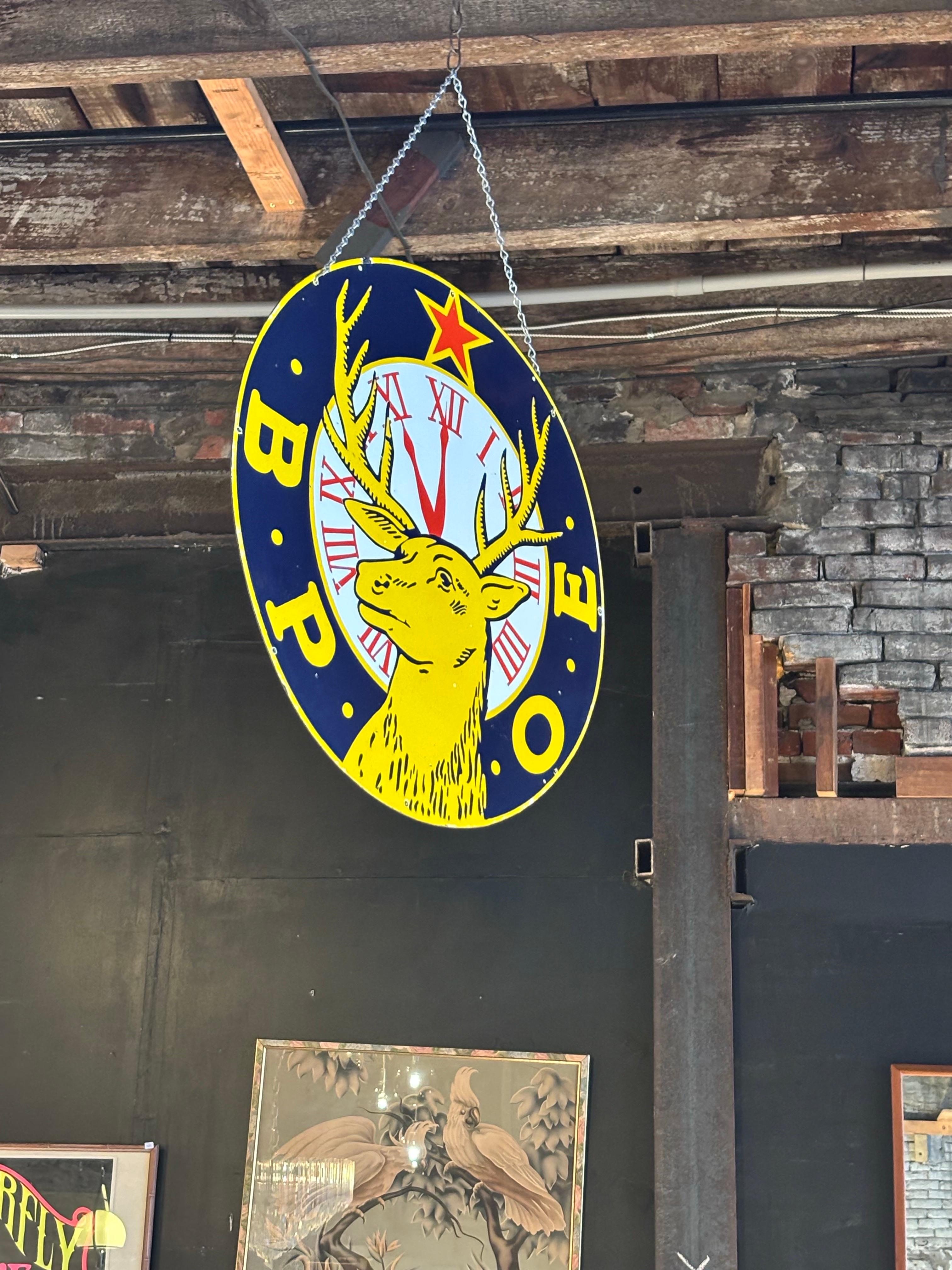 20ième siècle Panneau en émail 2 faces du club des élans B.P.A. B. en vente