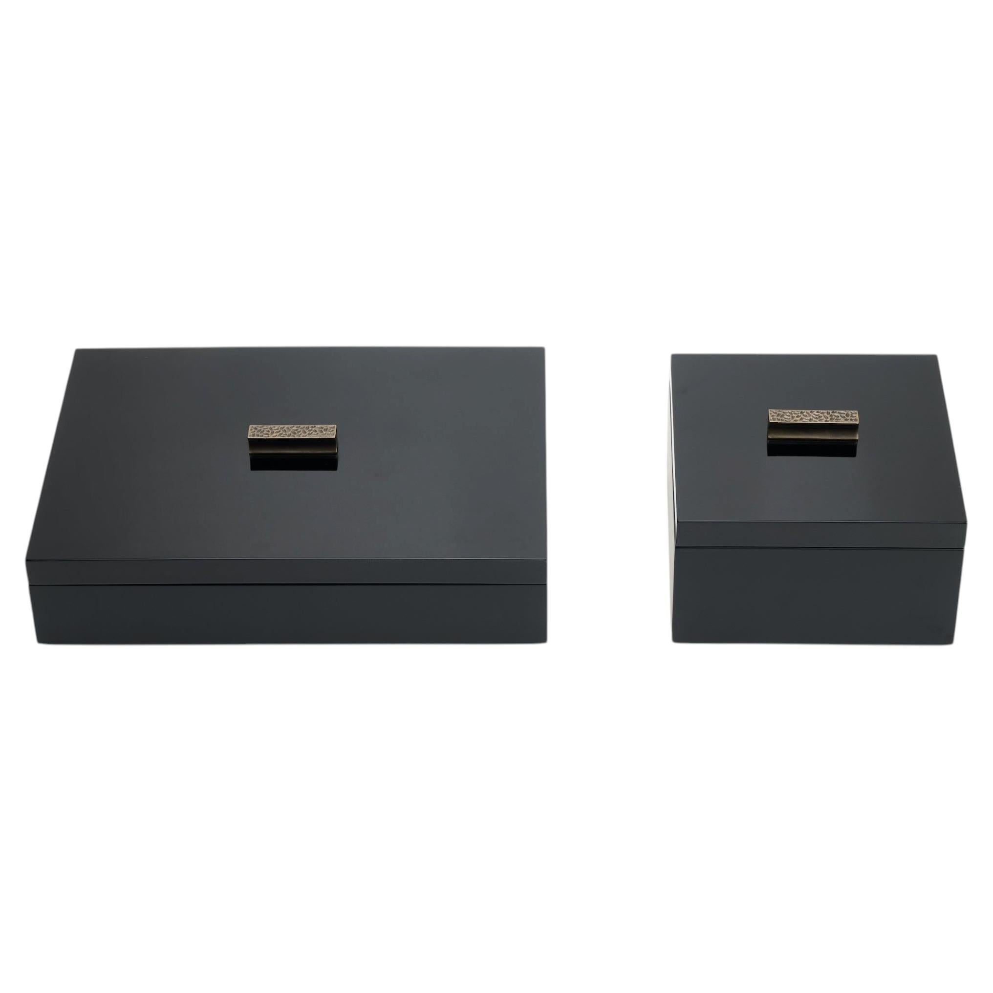 Boîte laquée rectangulaire contemporaine ELLA avec poignée en bronze martelé