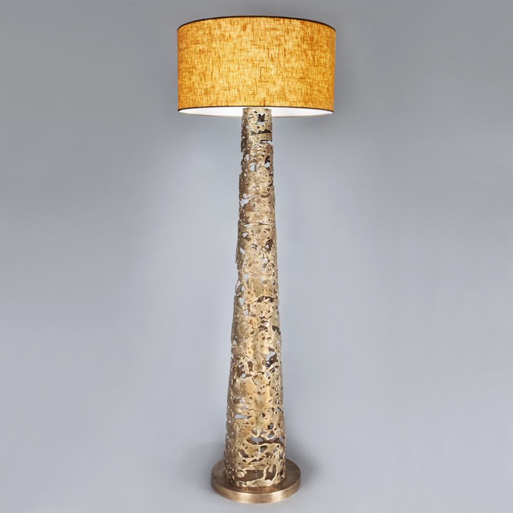 Floor lamp Ella with all base in solid
Forged bronze. With shade Included.
Exceptional piece.