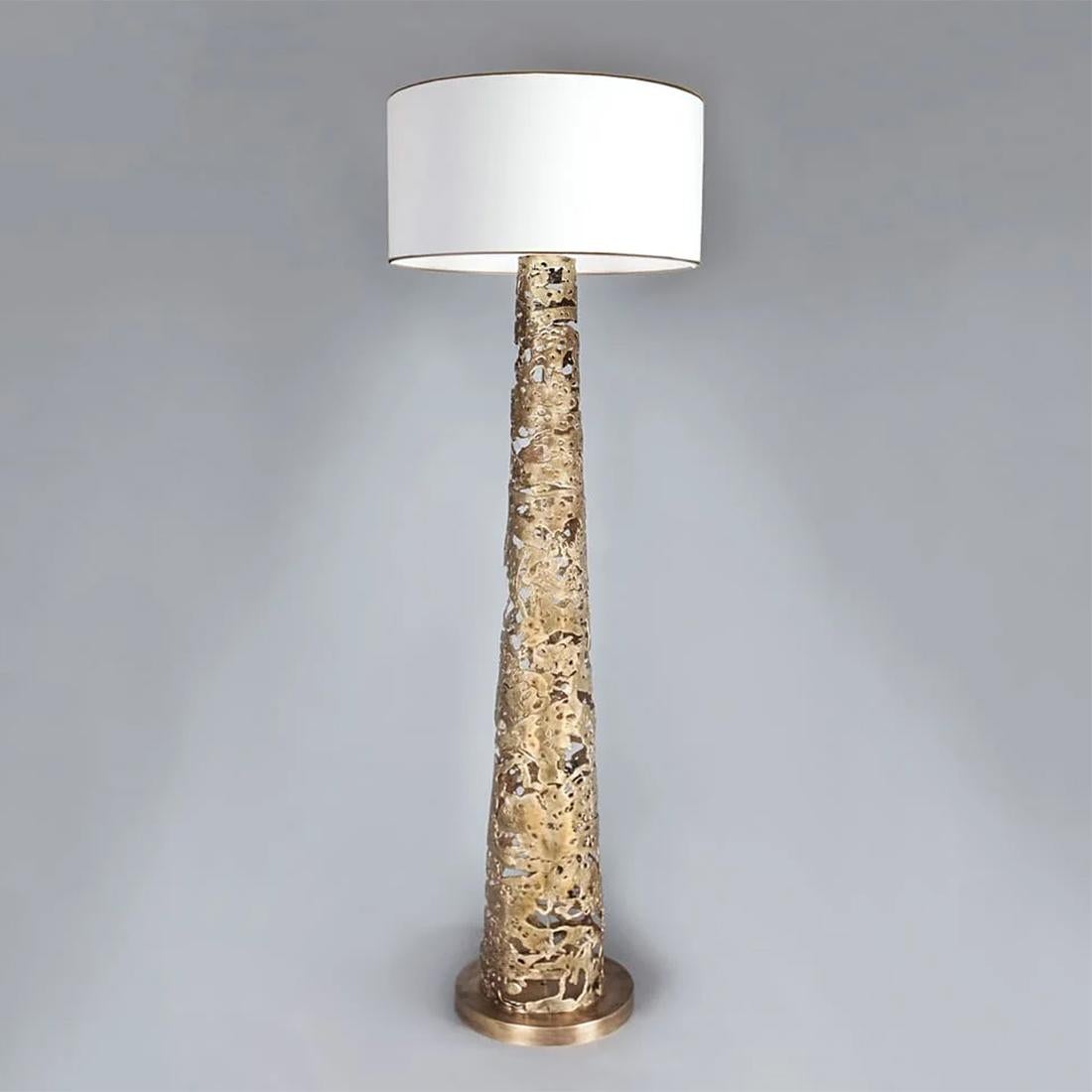 Lámpara de pie Ella con toda la base en macizo
Bronce forjado. Con pantalla Incluida.
1 bombilla, portalámparas tipo E27, máx. 60 vatios, 
220 voltios. Bombilla no incluida.
Dimensiones de la base de la lámpara: Diámetro 30cmxAl150cm.
Dimensiones de